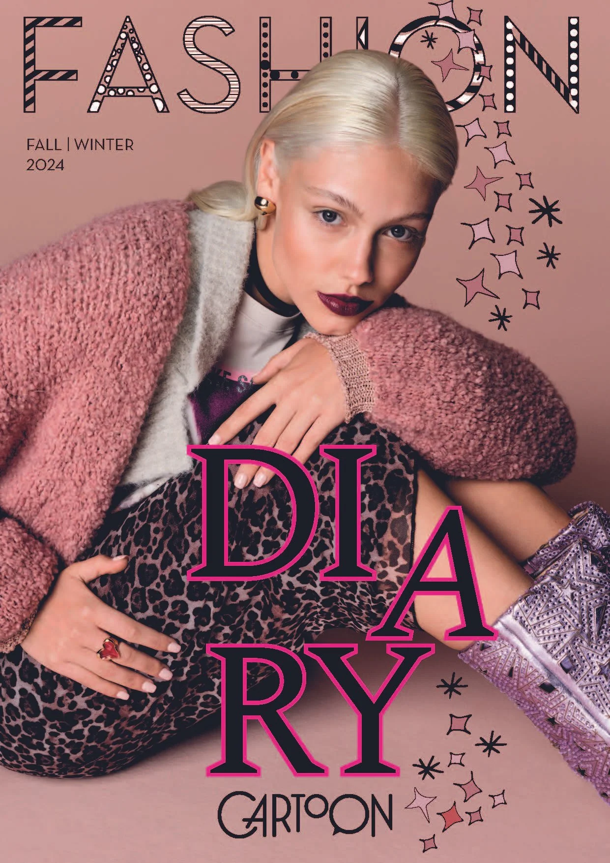 Model mit roséfarbenem Cardigan, wollweißem Strick-Cardigan, Print-Shirt und Leopardenrock, dekoriert mit Sternillustrationen – Cover des Cartoon Fashion Diary Fall/Winter 2024, inszeniert von imagespy.
