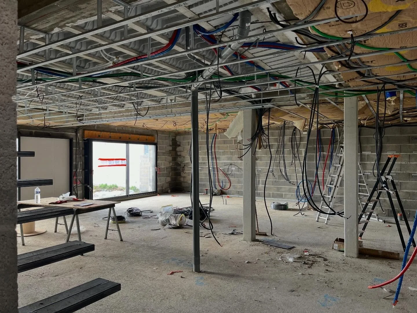 D&eacute;marrage d&rsquo;une maison neuve sur la c&ocirc;te normande, au programme -> &eacute;lectricit&eacute; g&eacute;n&eacute;rale, alarme, vid&eacute;osurveillance, gestion des ouvrants, gestion bioclimatique, visiophone, VMC. #electricien #c