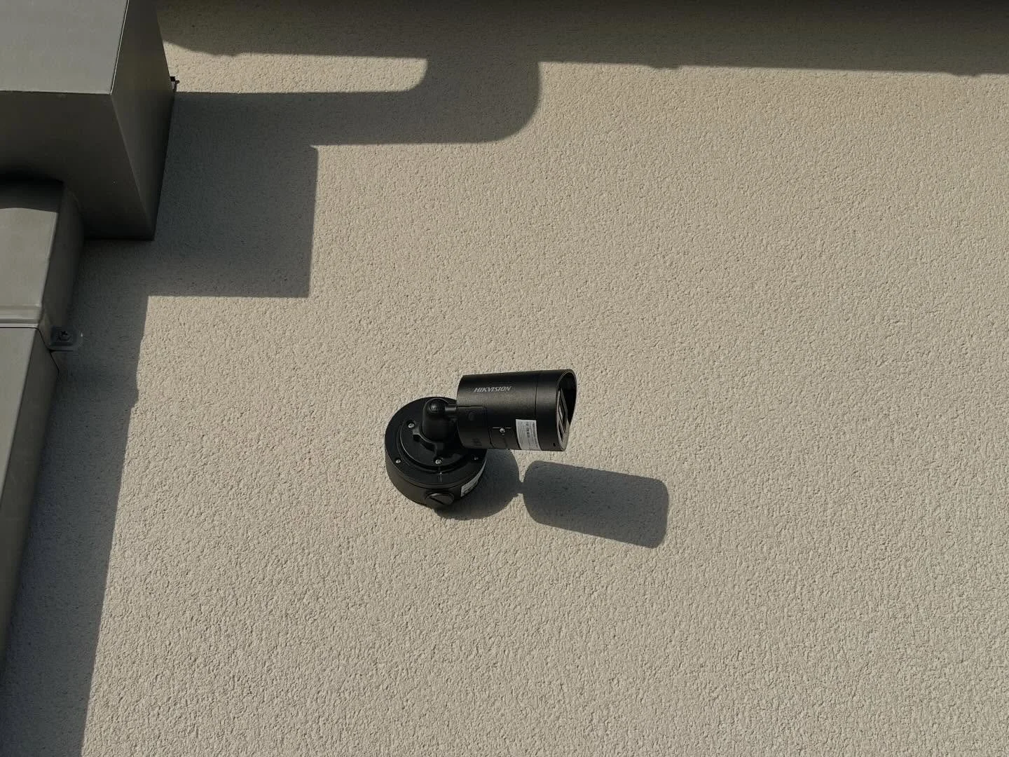 Le beau temps et l&agrave;😎, on en profite pour installer des cam&eacute;ras sp&eacute;ciales bord de mer (avec anticorrosion renforc&eacute;e)&hellip; Bref, id&eacute;al pour nos c&ocirc;tes Normandes !! 🌊🏄⛱️#videosurveillance #electricien #caenl