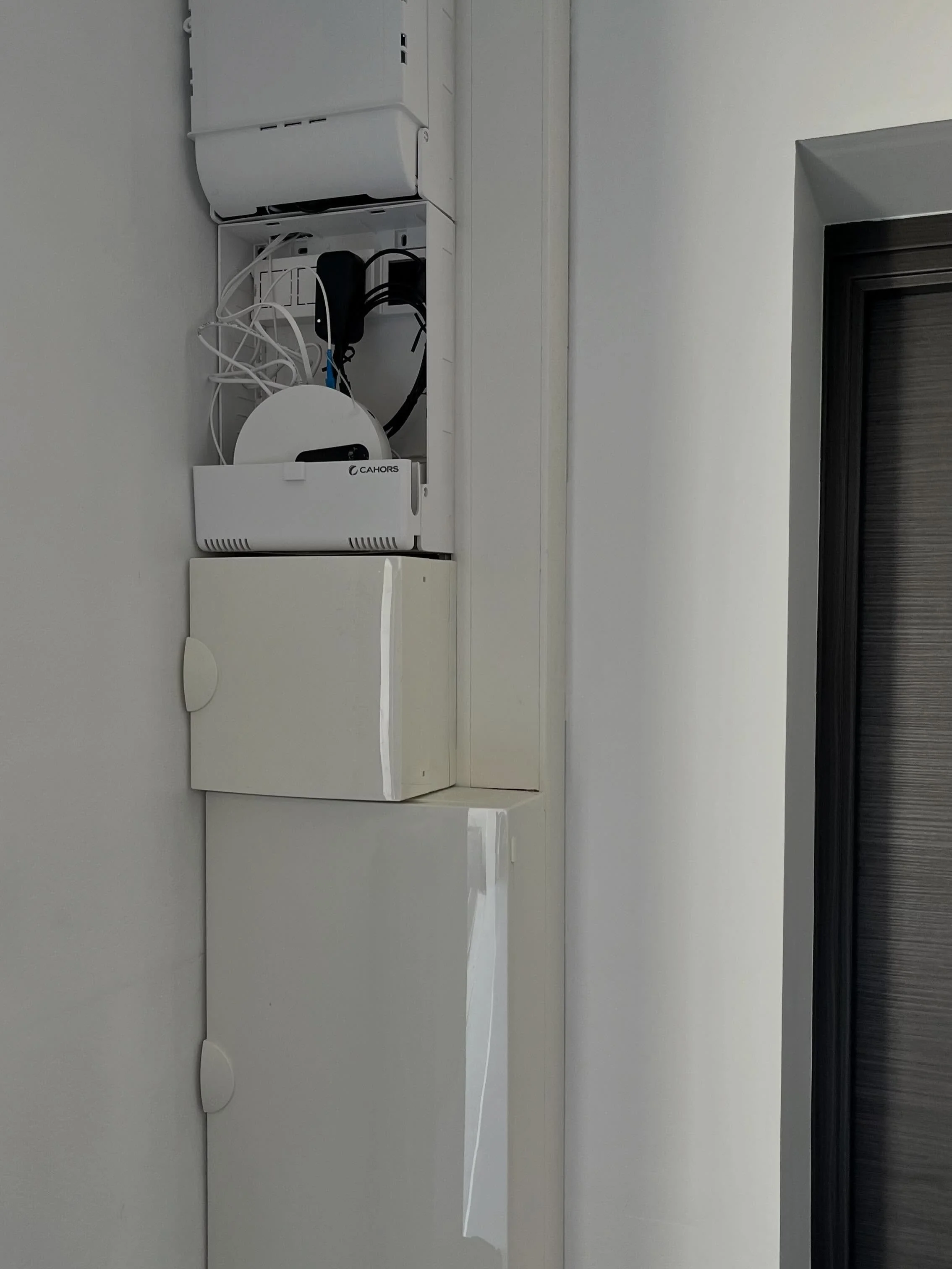 Livraison d&rsquo;une maison neuve, tableau &eacute;lectrique et coffret de commmunication

Tableau Hager, et &eacute;tiquettes r&eacute;alis&eacute;es avec #hagerready 

Switch Ethernet POE, pour connecter et alimenter les cam&eacute;ras et les poin