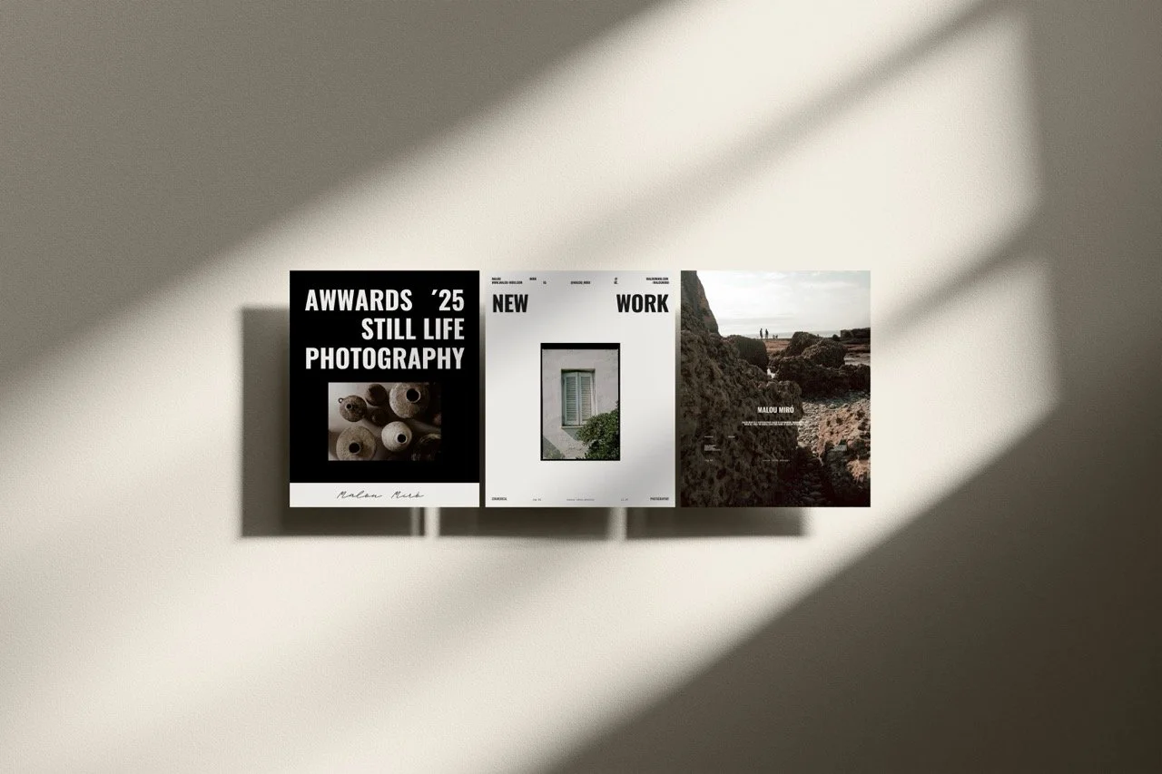 Tre affischer på en vit vägg, två av dem är svartvita och en är färgglad, alla med fotografibaserat innehåll.