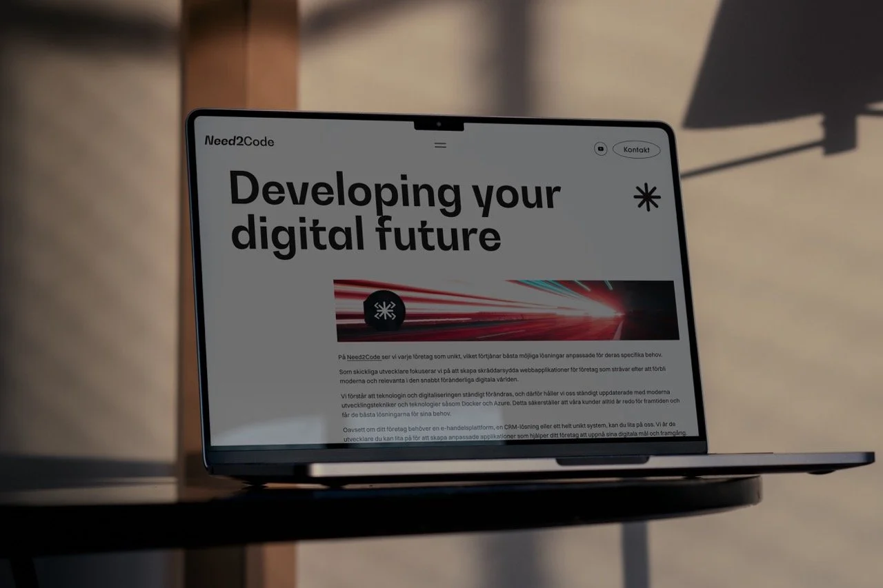 En bärbar dator på ett bord med en hemsida som har rubriken 'Developing your digital future'.