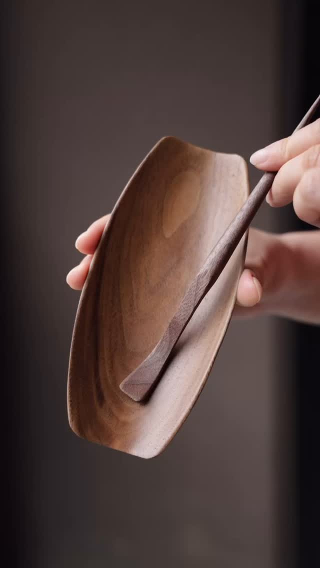 A tea scoop would be improved on your tea experience. #teascoop #gongfutea #teafortwo #teaislife #slowlife #tealovers #tealeaves #bestceramics