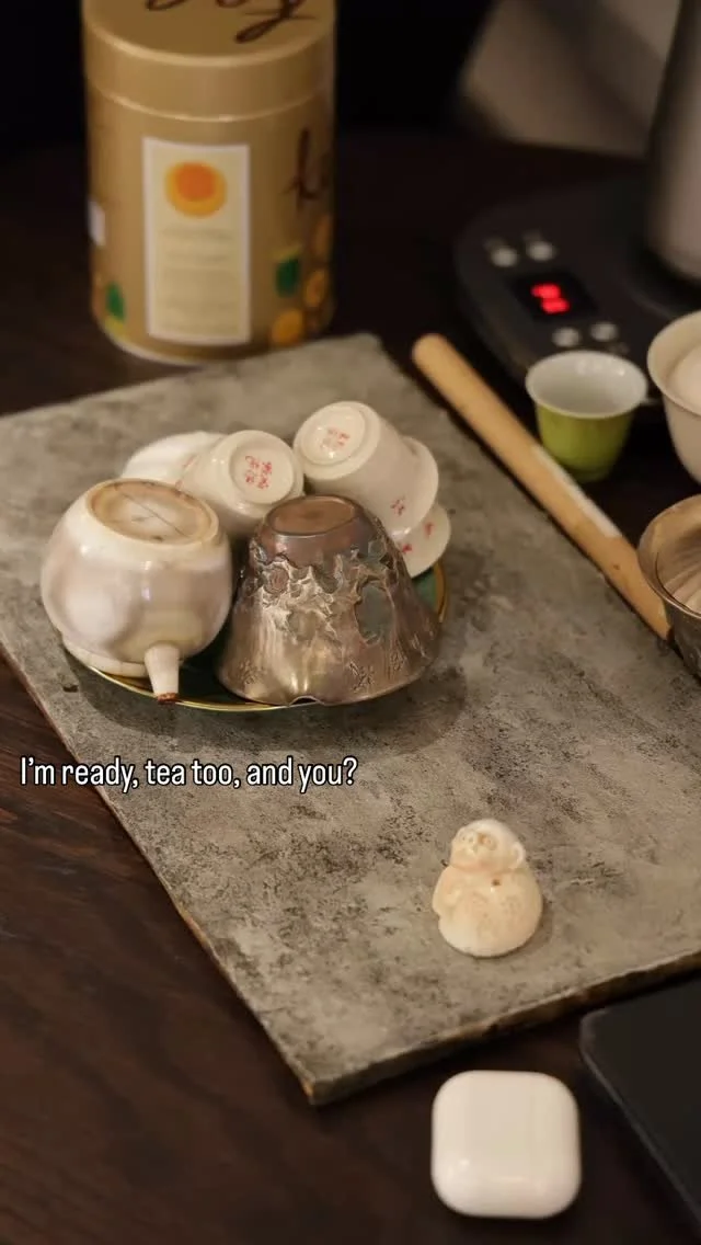 We’re here — and we’re open.
Taiwu Gallery has arrived in the heart of Singapore.
Step into a space where Dehua Blanc de Chine, lacquer art, and wabi-sabi teaware meet modern living.
Find us at 254 South Bridge Road, just steps from