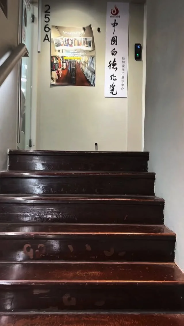 Step inside Taiwu Gallery — where Handmade Dehua Porcelain meets Contemporary Lacquer Art in the heart of Singapore.
From Traditional Gongfu Teaware to Modern Teapot Designs, every piece tells a story of craftsmanship, culture, and quiet beauty