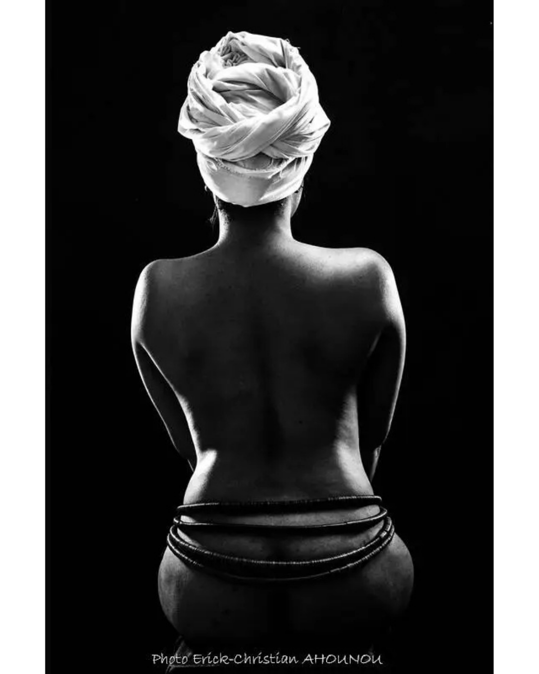 femme portant des perles de taille traditionnelles africaines (waist beads)
