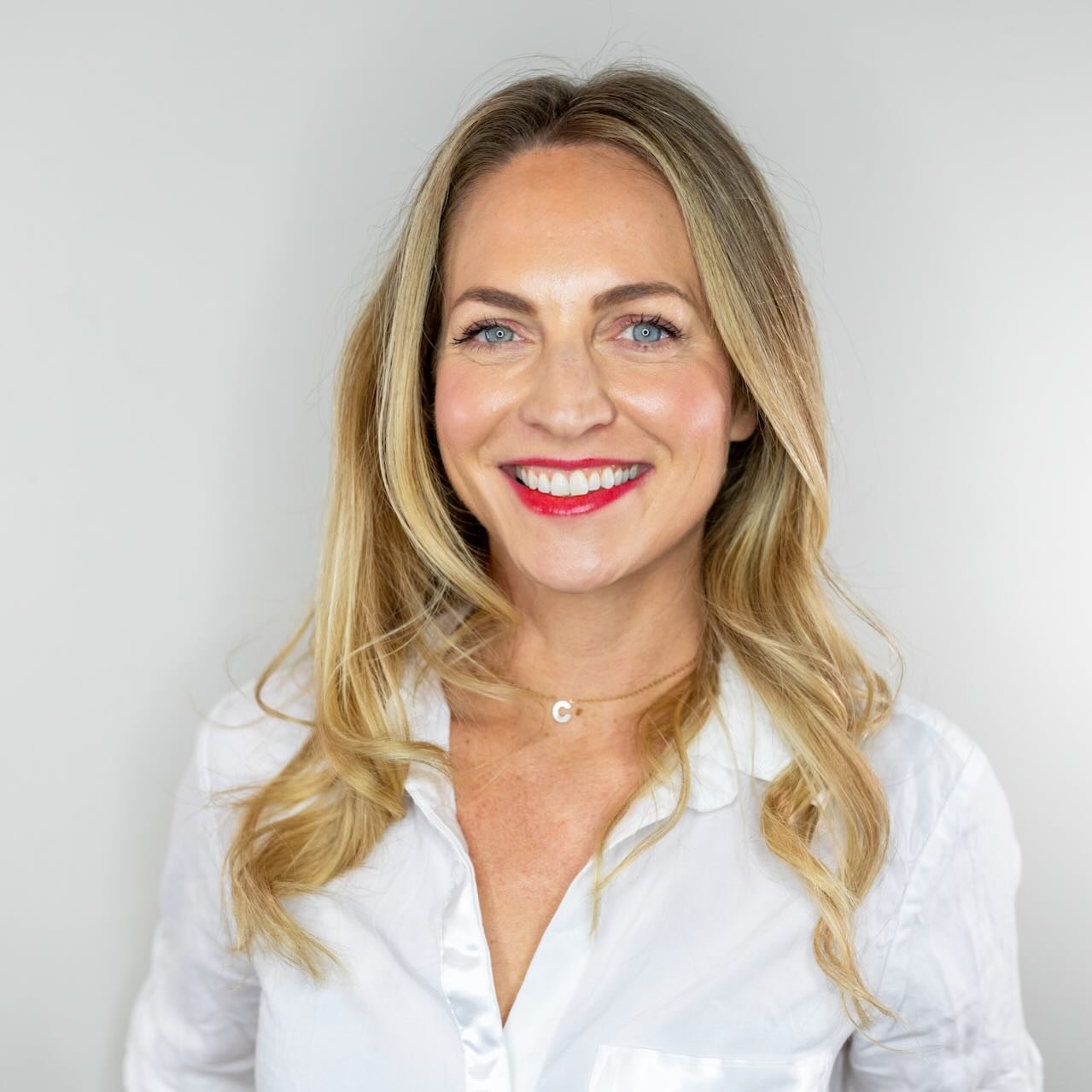 Hi, I&rsquo;m Claire.

I spent my 30s as the CEO of a successful marketing consulting company.. travelling constantly, living in over 75 countries, scaling a business across the globe.

My Instagram looked like delightfully jet-set. 

People would as
