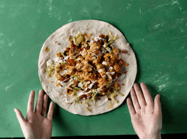 I was mesmerized by this burrito-making process🌯