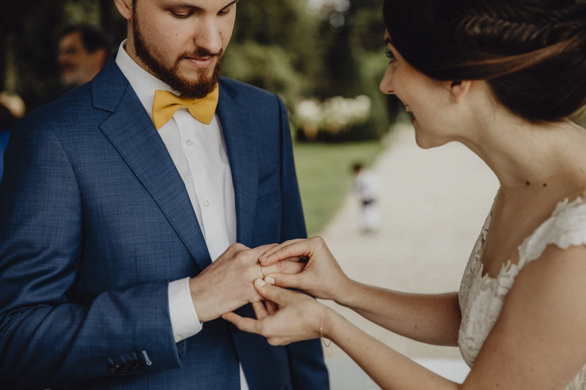 Ein Brautpaar tauscht Eheringe im Freien bei einer Hochzeit.