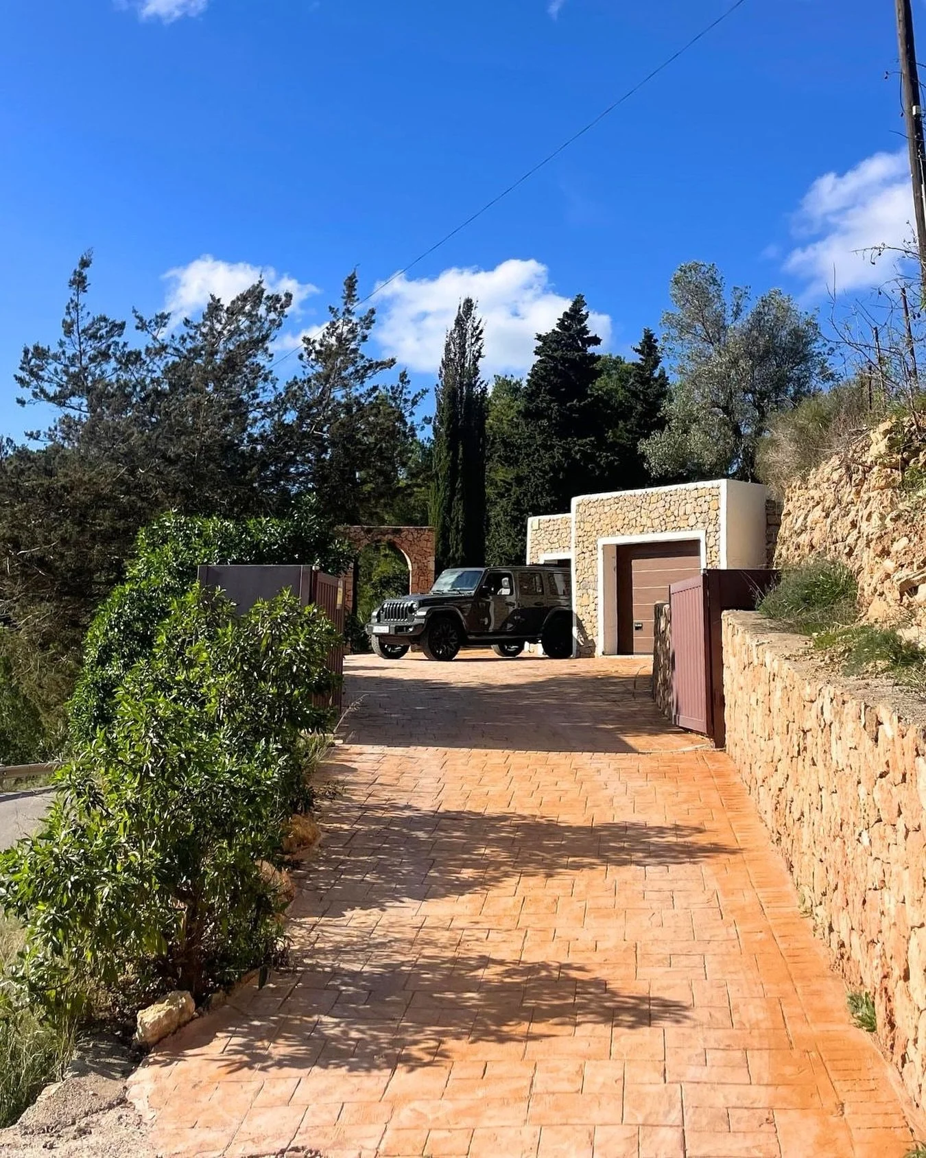 🇬🇧 A new chapter for Isla Cars Ibiza. Our new location reflects exactly what we stand for, premium cars, personal service, and pure Ibiza. Visit us by appointment and discover how we make finding or selling your car effortless. Consignment sales av