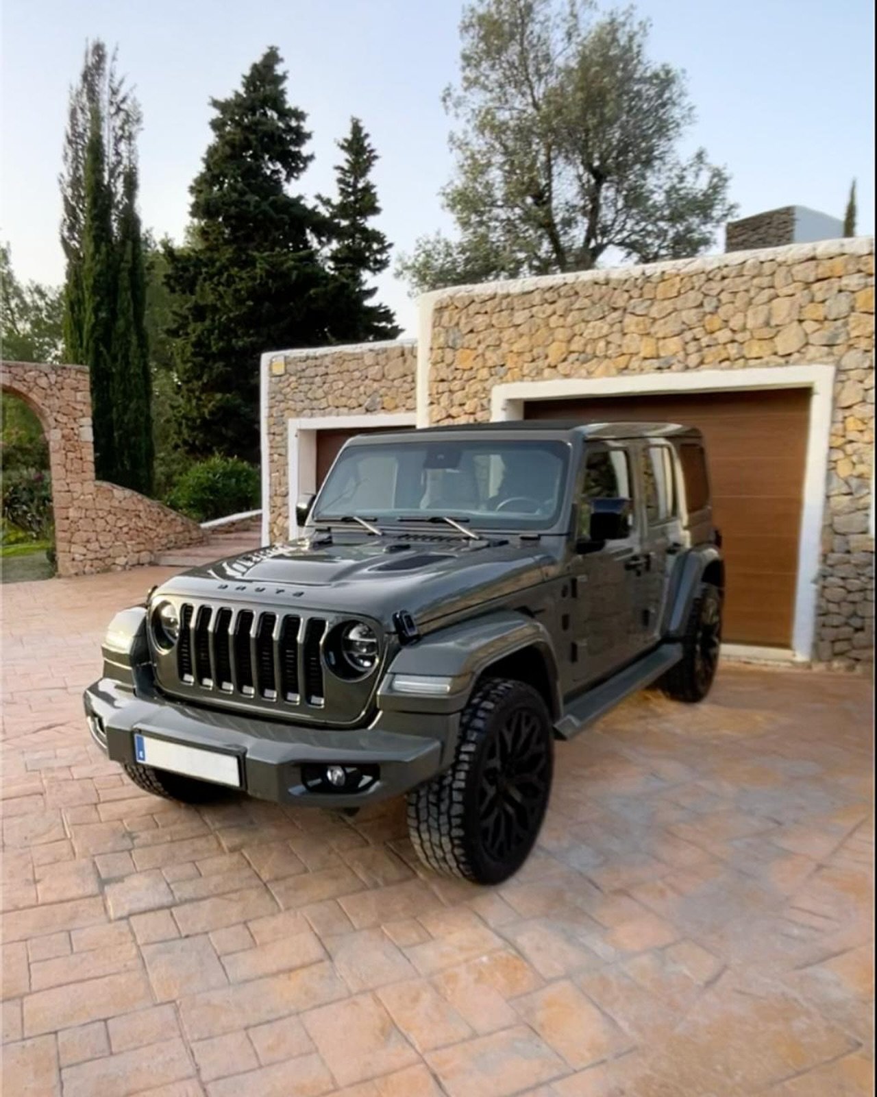 🇬🇧 Another successful delivery by Isla Cars Ibiza. This stunning Brute Jeep was sold through our consignment service at our private finca and is now being delivered to its new owner. A unique custom build with exceptional presence and craftsmanship