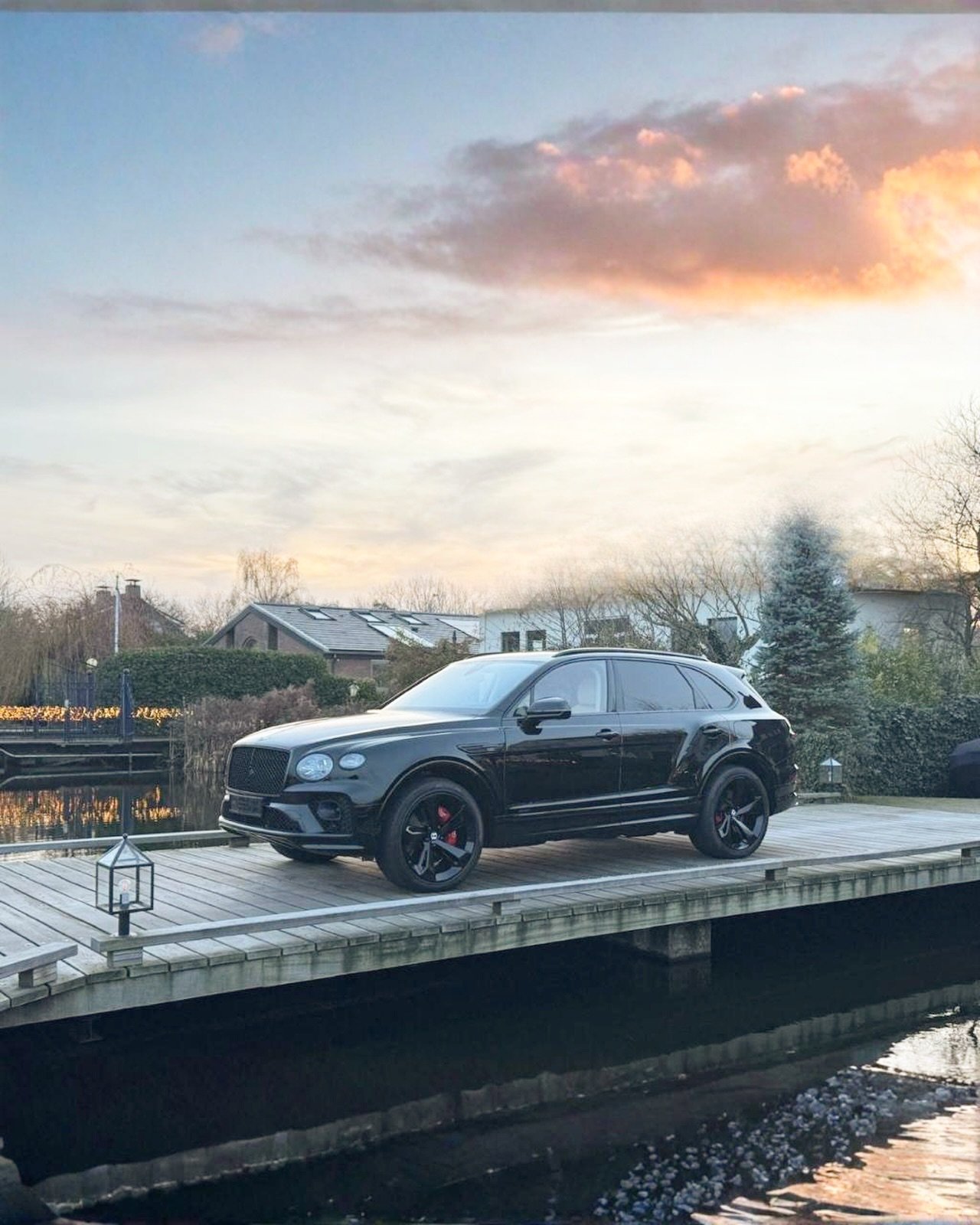 🇬🇧 Dutch delivery for a returning client. This Bentley Bentayga Hybrid in Beluga Black was delivered in the Netherlands for a client who returned to us after previously enjoying working together on Ibiza. Whether on the island or back home, we simp