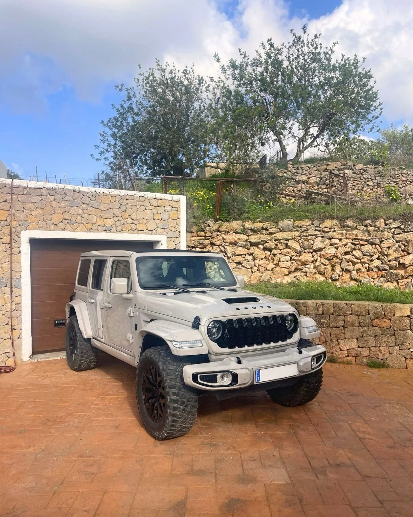 🇬🇧 Brute Jeep, fully homologated and registered on Spanish plates. On behalf of Brute Jeeps, Isla Cars handled the complete homologation and registration process, ensuring all custom modifications are officially approved and fully compliant with Sp