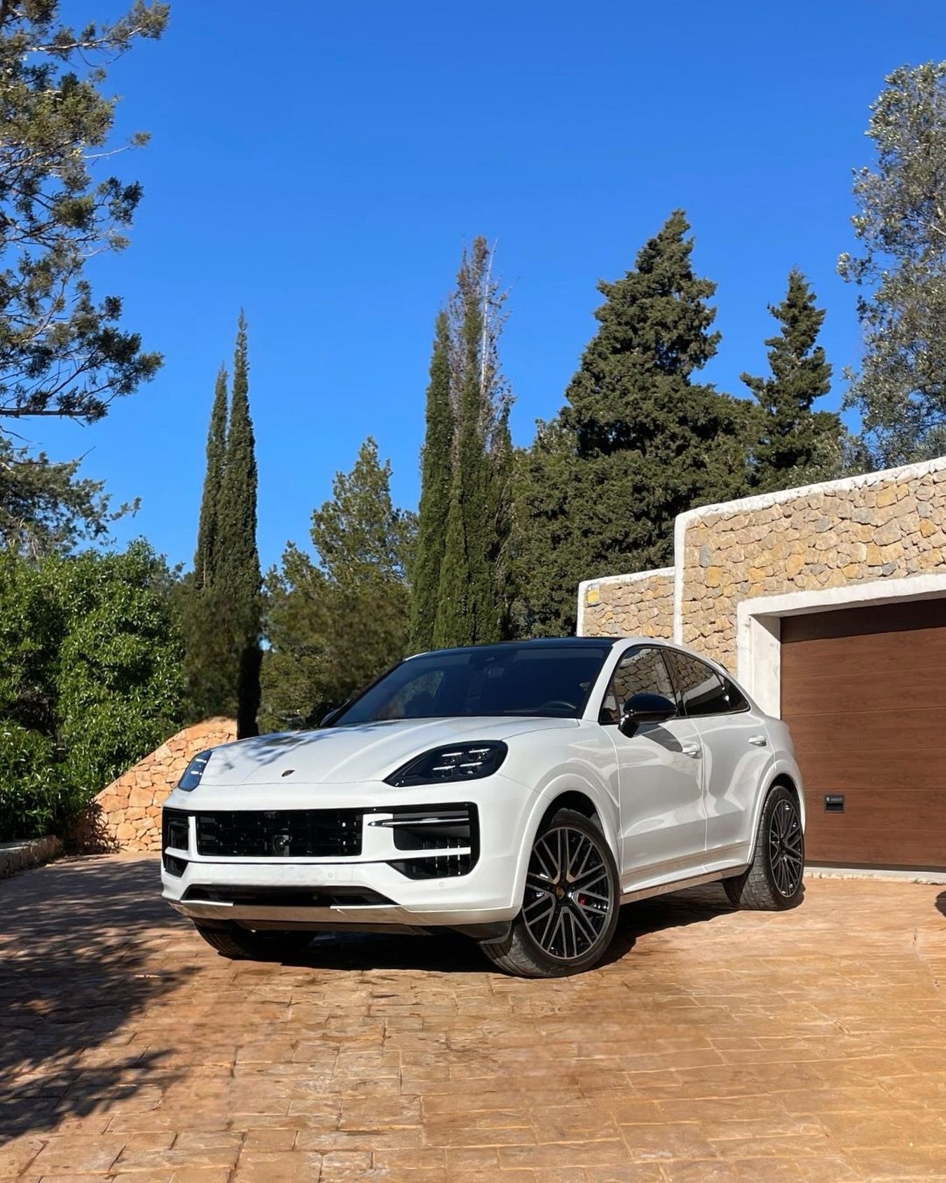 🇬🇧 Just delivered on Ibiza. Porsche Cayenne S Coup&eacute; V8, full full options. Buying a car should be exciting. The search, the specification, the moment of delivery. This Porsche Cayenne S Coup&eacute; V8 has just been delivered to its new owne