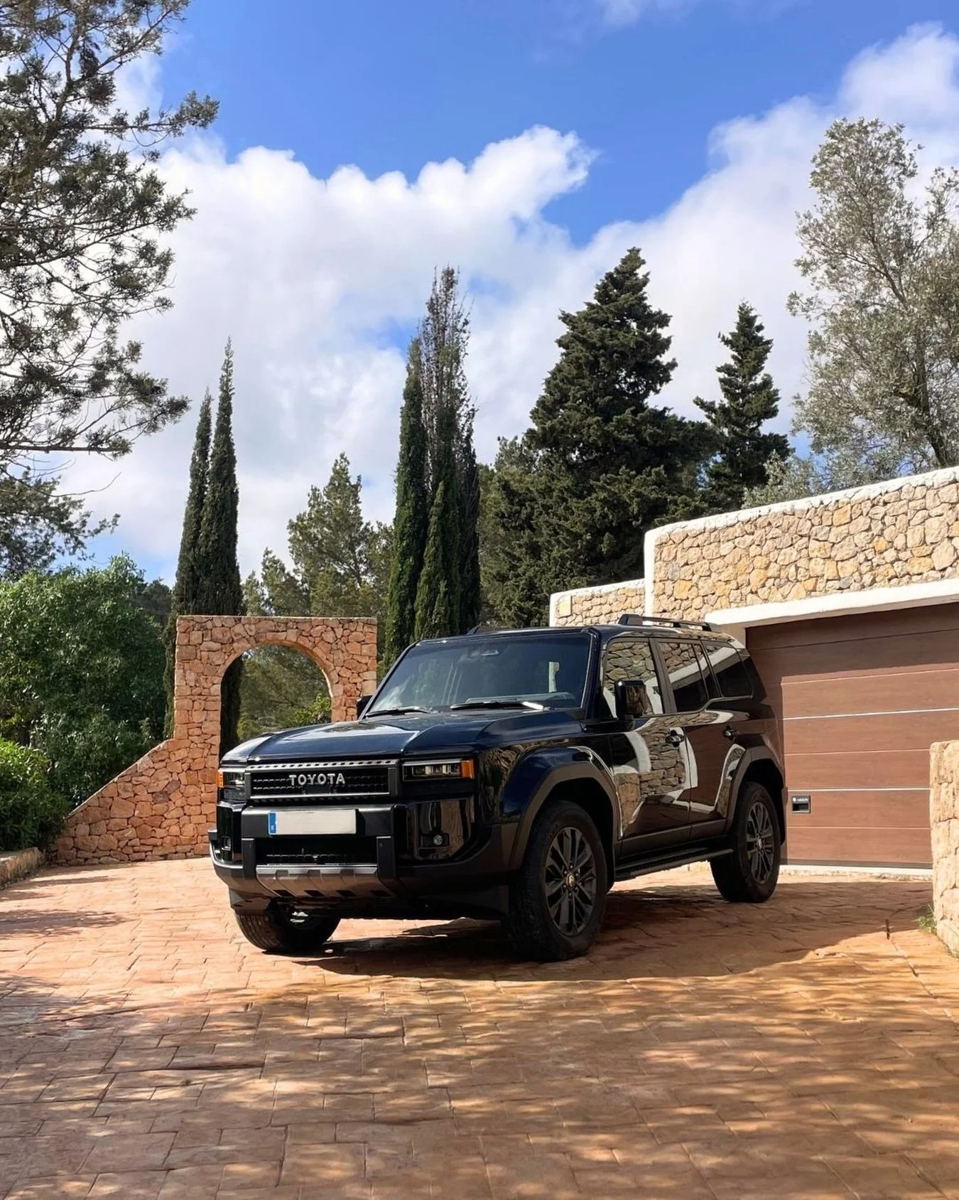 🇬🇧 DELIVERED ON IBIZA - Toyota Land Cruiser D250 VX-L delivered today to its new owner on the island. The VX-L is the highest specification, featuring leather interior, panoramic roof, premium sound system and full comfort equipment. Powered by a 2