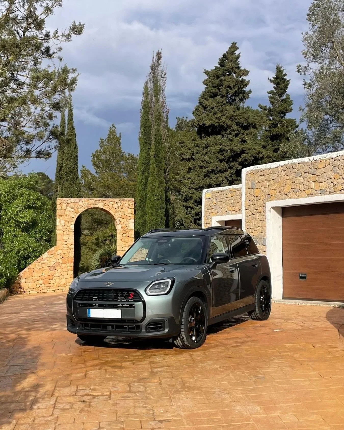 🇬🇧 MINI Countryman Cooper S ALL4 XL Pack delivered in Mallorca. We do not often supply MINI, but when a request is this specific we are always happy to make an exception. The client was looking for a full options Countryman with petrol engine, ALL4