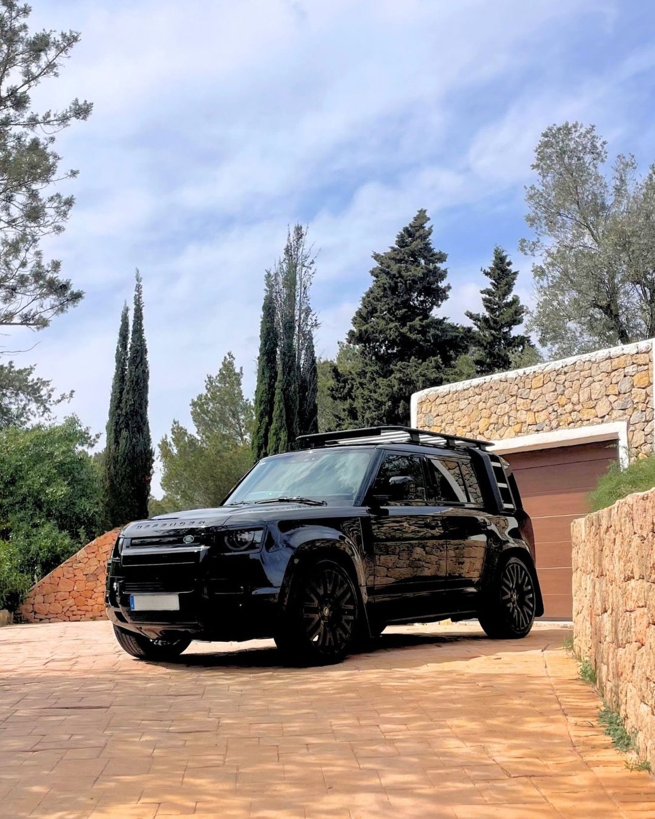🇬🇧 Urban Defender, fully homologated and registered on Spanish plates. All custom Urban parts 100% legalised and documented. Fast &amp; Carefree. Contact for more information +34678486817 / hello@islacarsibiza.com

🇪🇸 Urban Defender, completament