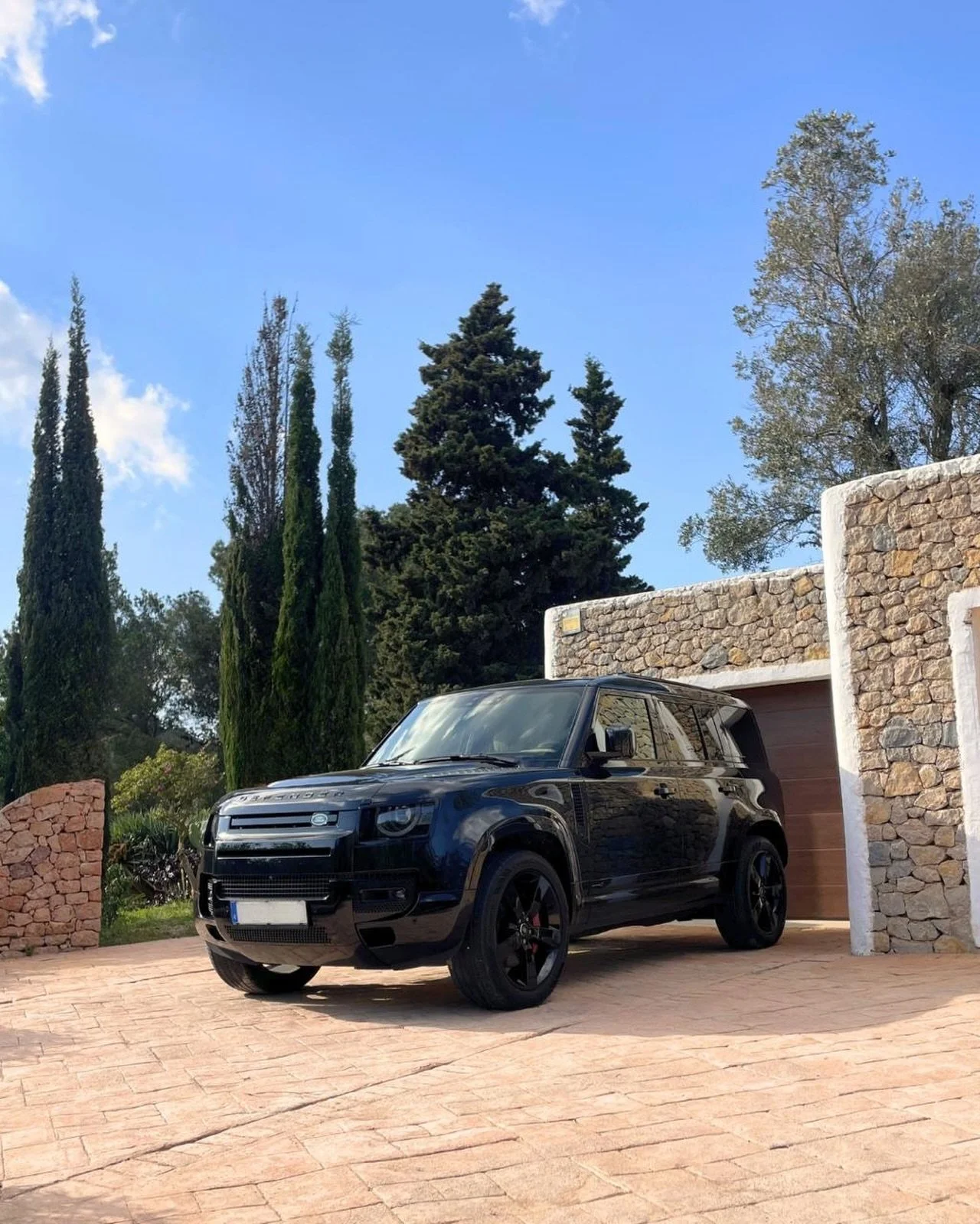 🇬🇧 NEW DEFENDER P425 V8 X &ndash; DELIVERED ON IBIZA

Delivered directly to Ibiza without the usual dealer waiting times, thanks to our European partner network, this is a brand new Defender P425 V8 X. Finished in Santorini Black with black exterio