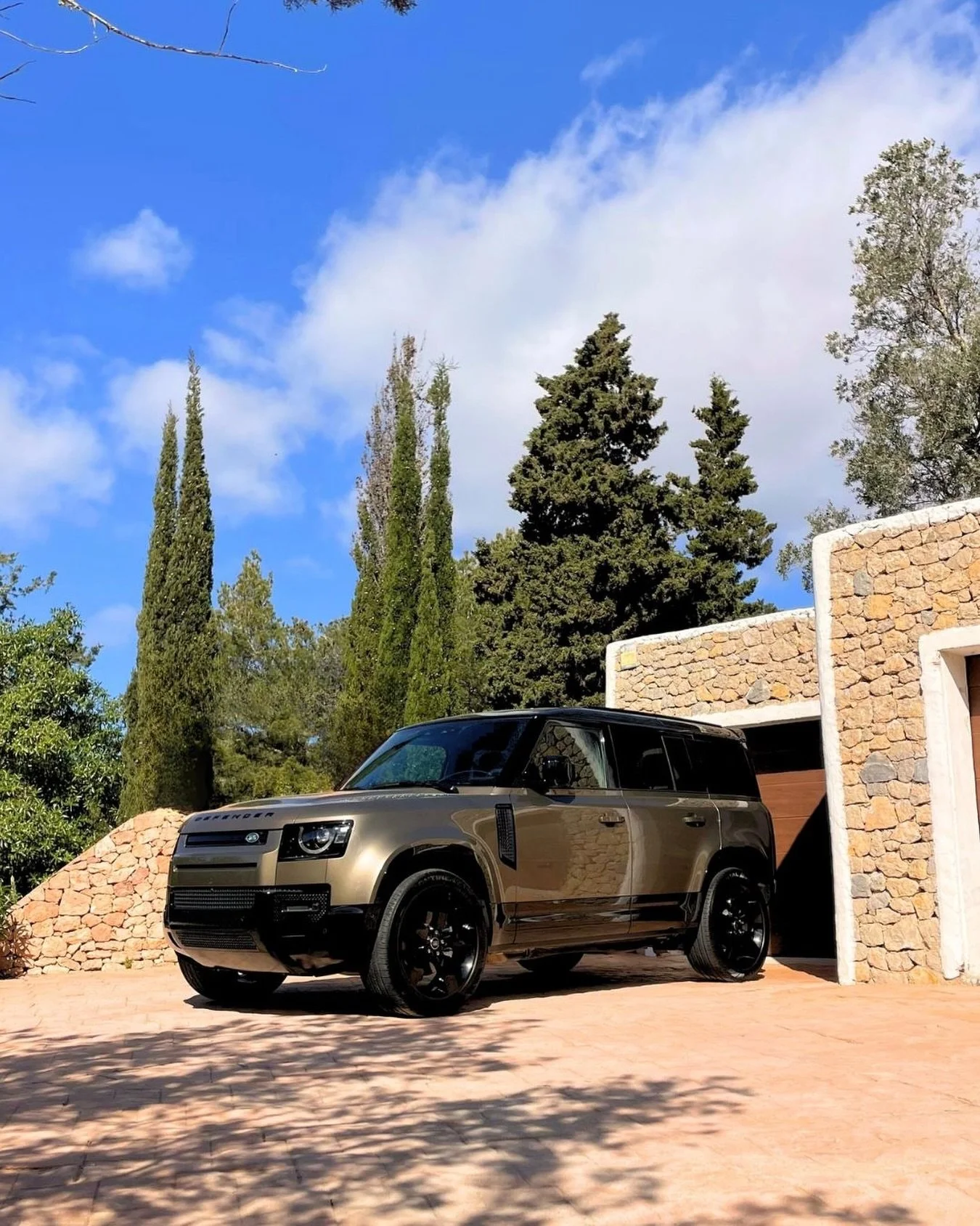 🇬🇧 SOLD, LAND ROVER DEFENDER D250 HSE X-DYNAMIC. Another successful consignment sale from our private finca. This Defender was carefully specified by its previous owner with exactly the right options, a clean, well balanced configuration that makes