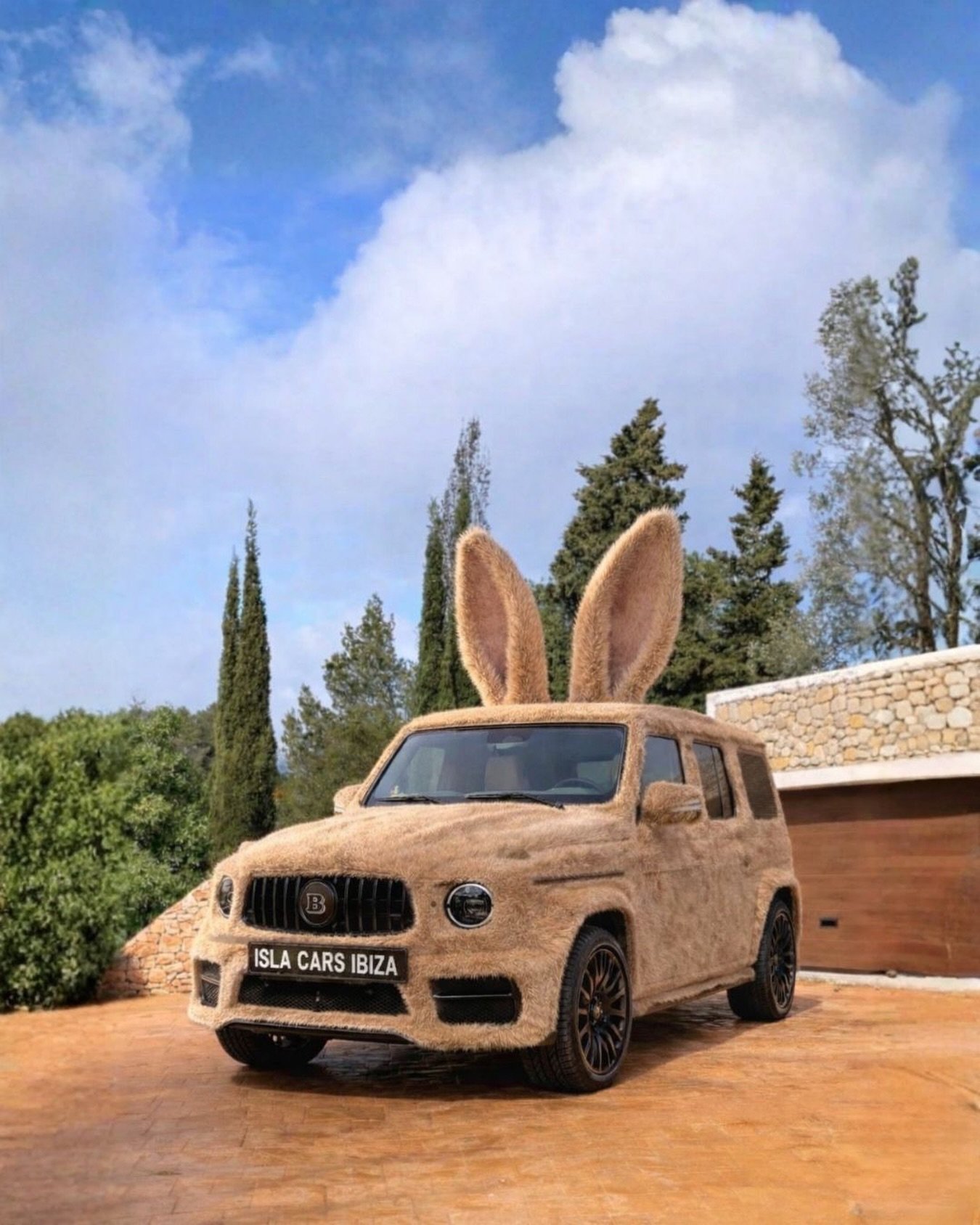 🇬🇧 HAPPY EASTER! - Something different on Ibiza. Not your standard G-Class, but a playful twist on something iconic. Even when we have a bit of fun, one thing stays the same, we deliver cars that stand out. From standard to fully customised, always