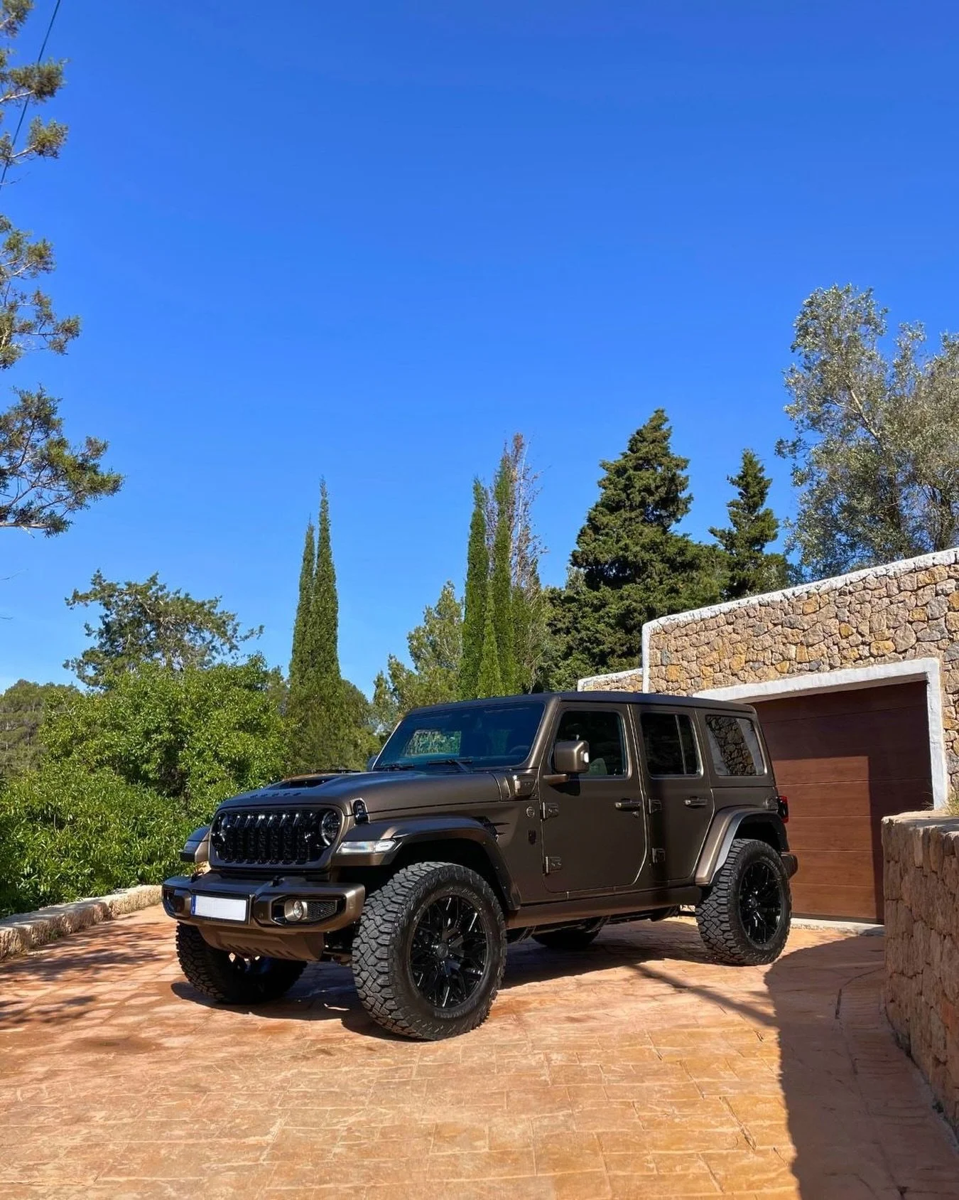 🇬🇧 Brute Jeep, fully homologated and registered on Spanish plates. On behalf of Brute Jeeps, Isla Cars handled the complete homologation and registration process, ensuring all custom modifications are officially approved and fully compliant with Sp