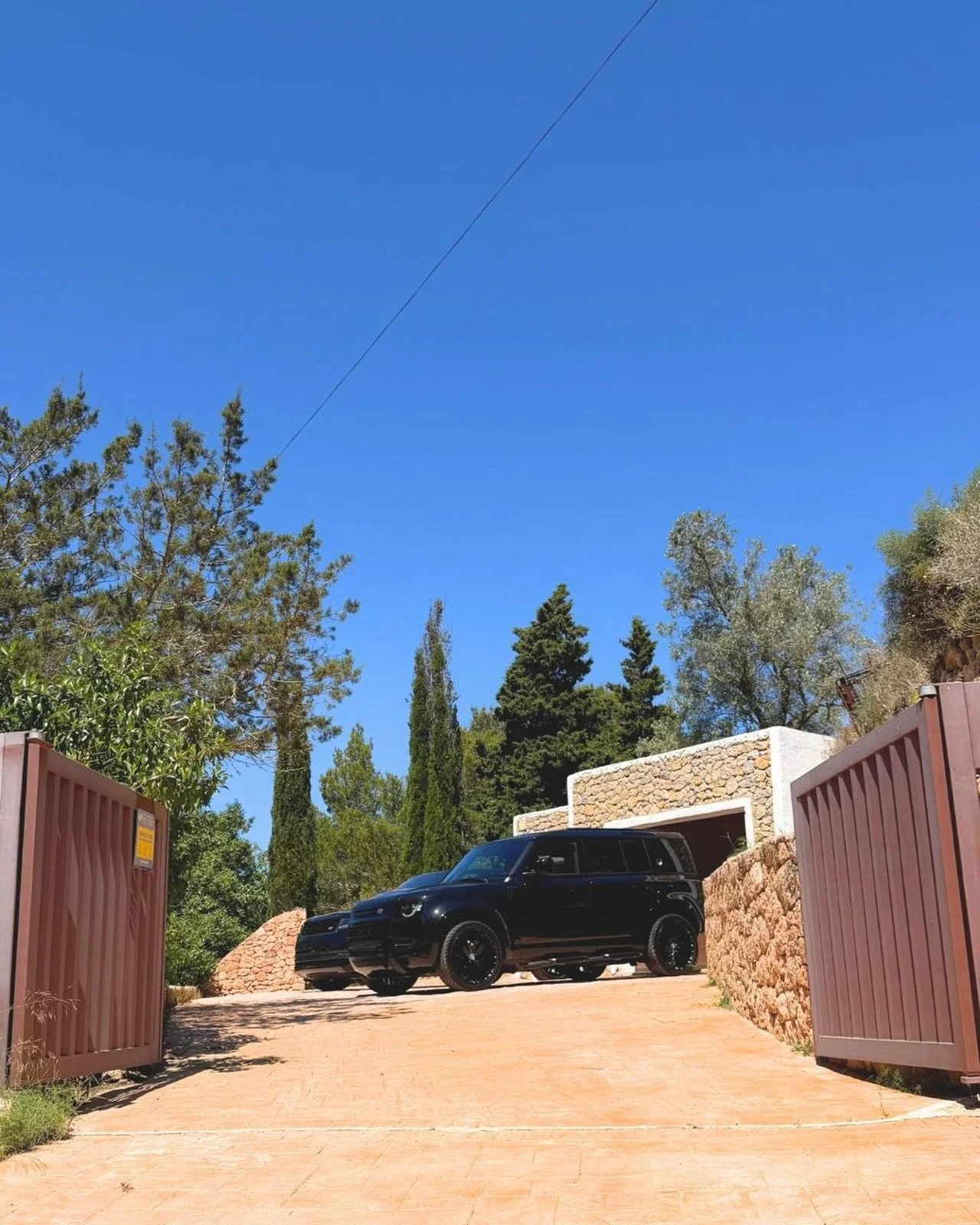 🇬🇧 Not every premium car experience has to start in a traditional showroom. Many of our clients prefer a more personal and discreet approach, where we first take the time to understand exactly what they are looking for before carefully presenting s