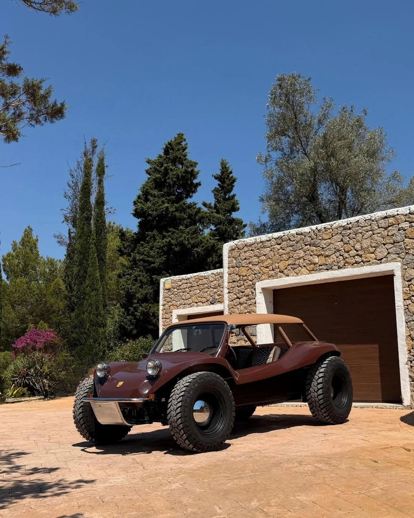 🇬🇧 Some cars are restored. Others are brought back to life. This Meyers Manx 2+2 is an original-number Manxter, meticulously hand-built and fully restored to collector-grade condition. Every detail has been finished with care, preserving the spirit