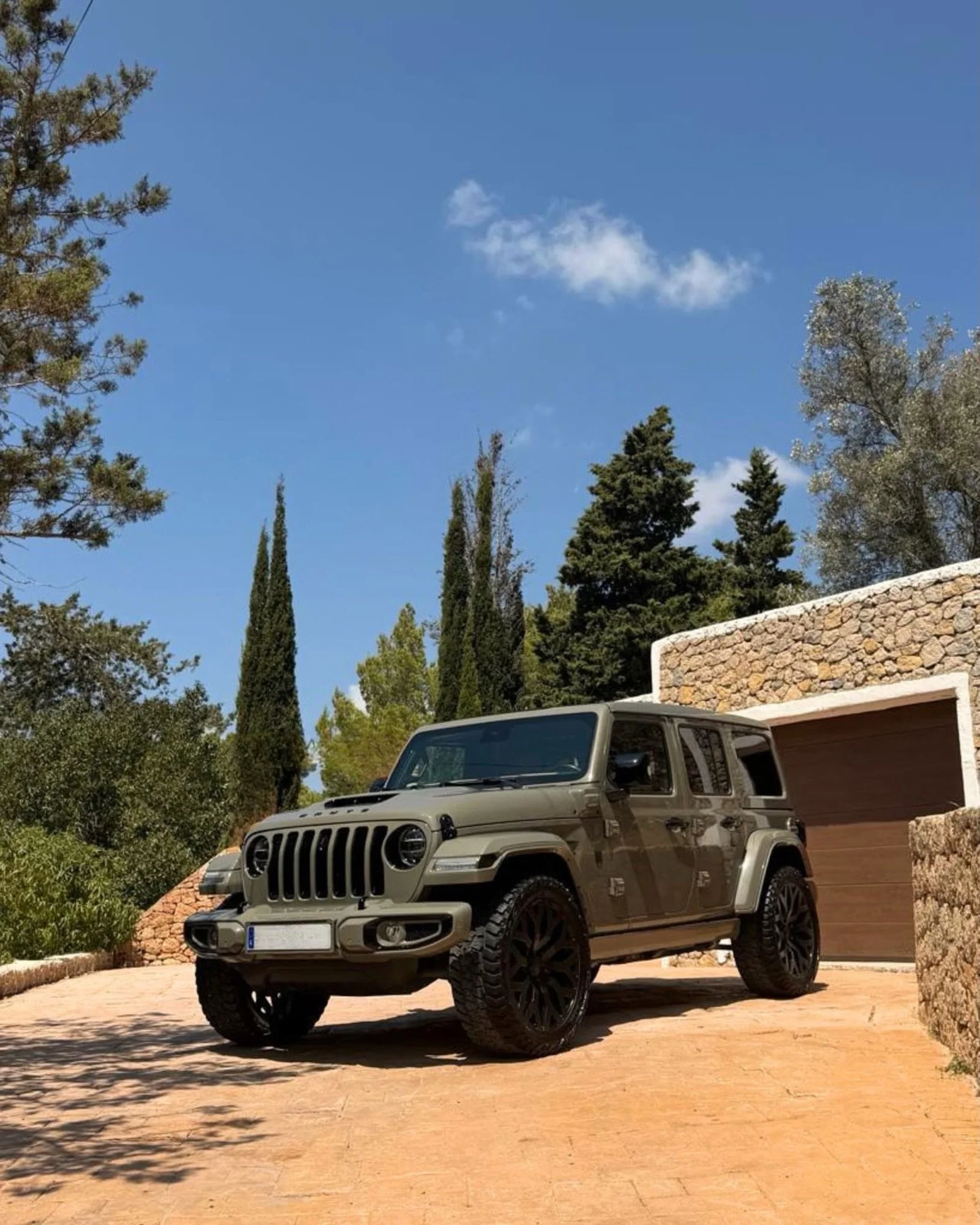 🇬🇧 Another successful consignment sale completed by Isla Cars Ibiza. This exceptional Brute has found its new owner after being carefully presented through our consignment service.

Finished in Blazing Mantis Green with 22&rdquo; custom wheels, the