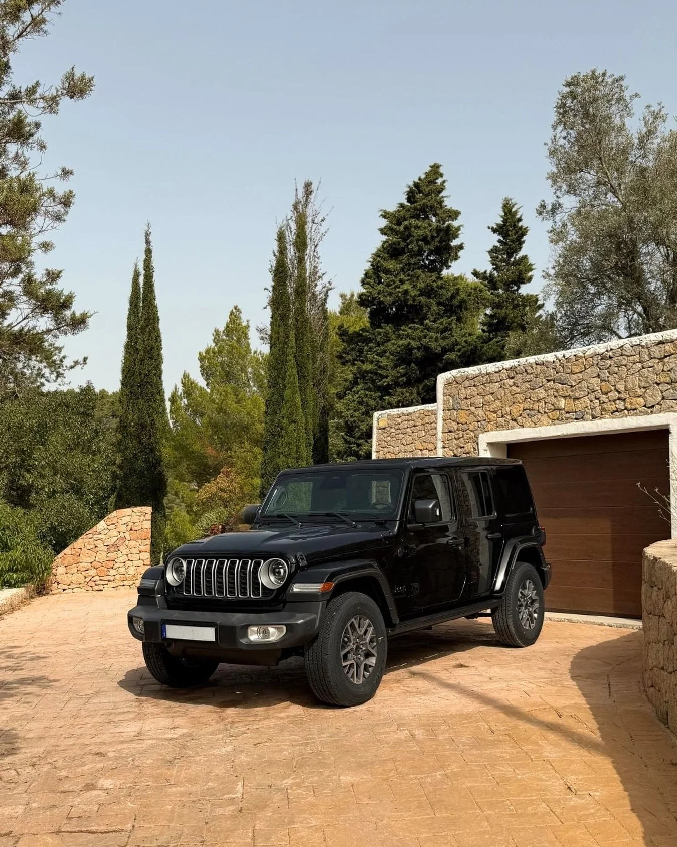 🇬🇧 Another new arrival, delivered to its new owner on Ibiza. There are few vehicles that capture the spirit of the island quite like the Jeep Wrangler. With the roof open, every drive becomes part of the Ibiza experience.

Looking for a new or near