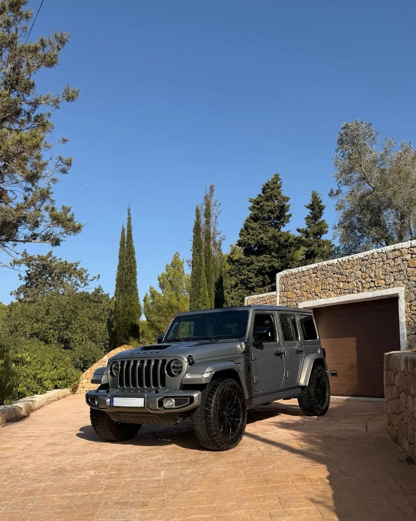 🇬🇧 Sold on behalf of our client and delivered today to its new owner on Ibiza, this BRUTE JEEP is finished in Cobblestone Grey with a custom black diamond-stitched leather interior, Sky One-Touch Power Top, 20-inch black alloy wheels and Mickey Tho
