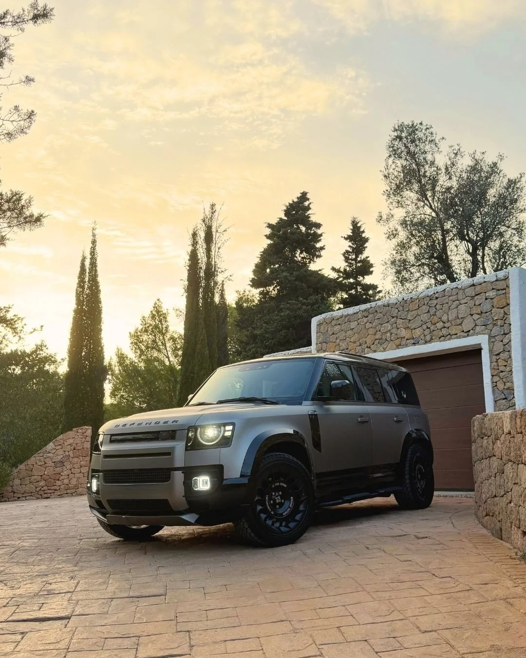 🇬🇧 Custom Defender, built by Heritage Customs and delivered on Spanish plates by Isla Cars Ibiza. As part of our collaboration with Heritage Customs, Isla Cars handled the complete homologation and Spanish registration of this custom Defender.

Wit