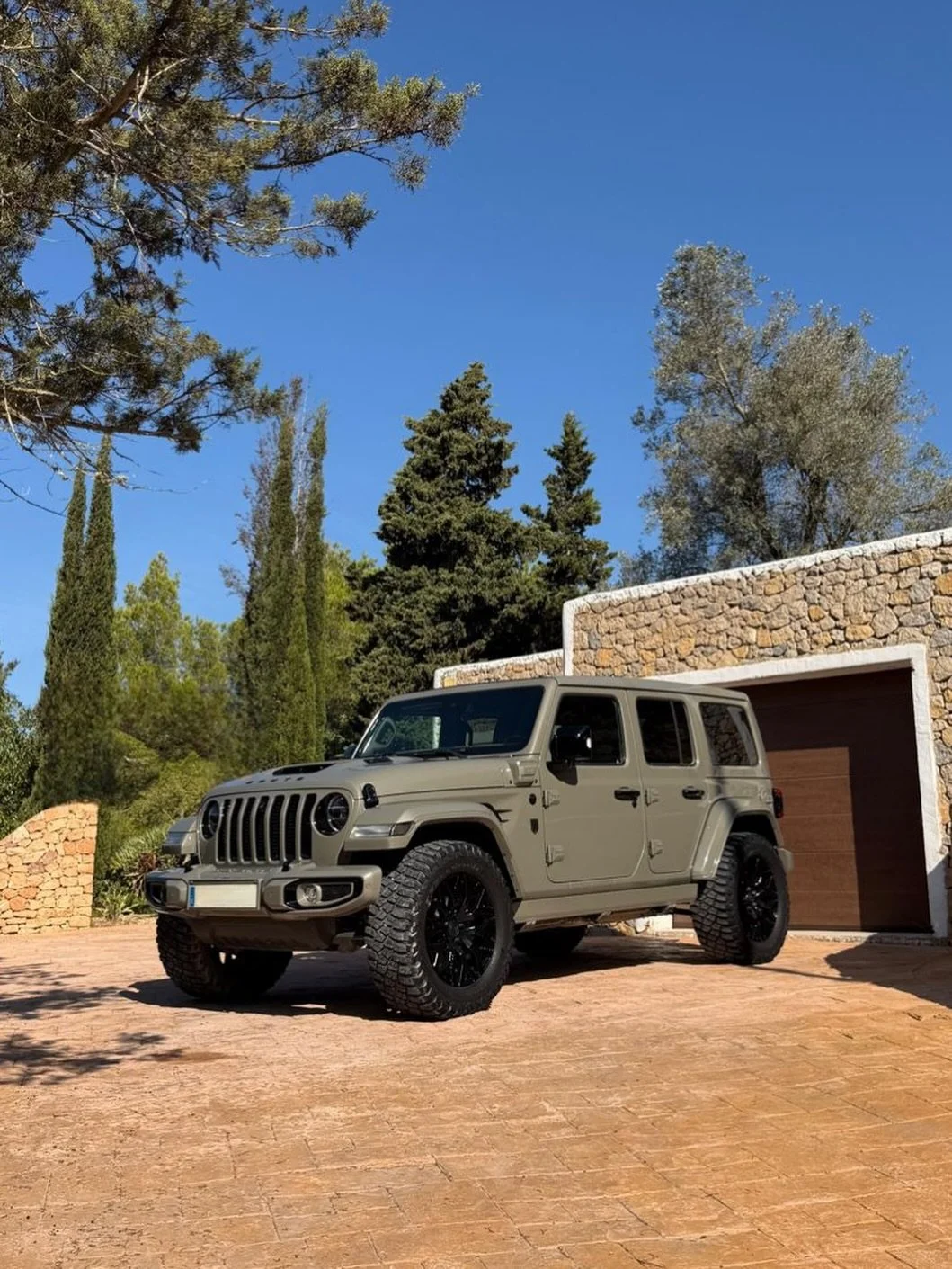 🇬🇧 SOLD - Brute Jeep Wrangler 4xe Rubicon in Blazing Mantis Green, sold on consignment for our client and delivered to its new owner on Ibiza.

Want to sell your premium car? Contact us.
+34 678 486 817 / hello@islacarsibiza.com

🇪🇸 VENDIDO - Bru