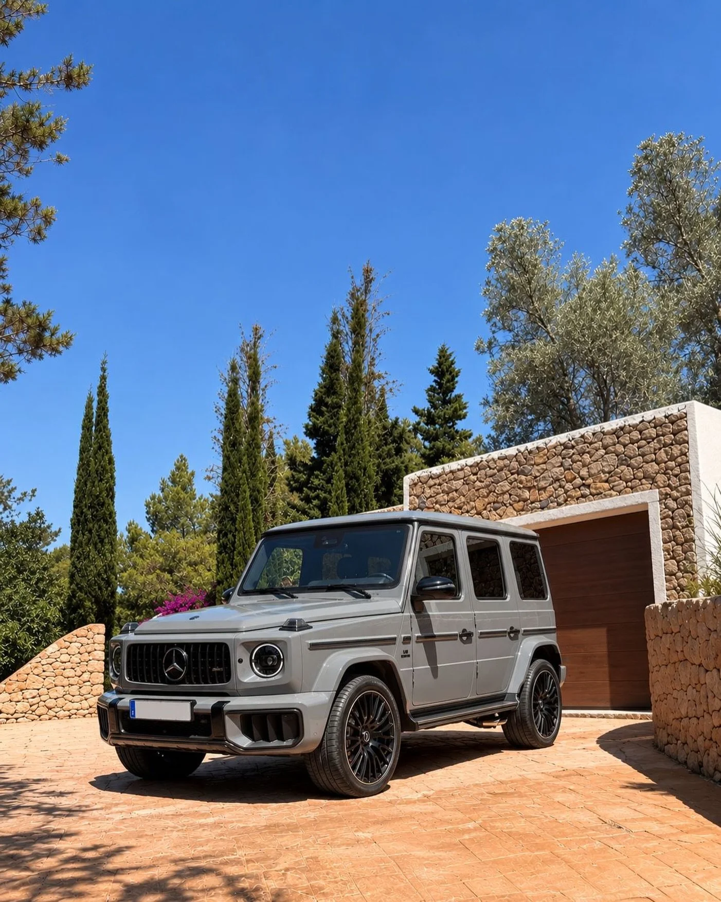 🇬🇧 A young used Mercedes G63 AMG from the new W465 generation, delivered to its new owner in Ibiza in the exact configuration they were looking for. Secured, purchased and delivered with Spanish registration, without the long lead times of a factor