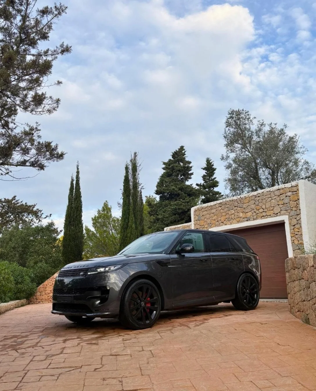 🇬🇧 This Range Rover Sport was brought to Ibiza quickly and seamlessly, with the entire import and Spanish registration process handled efficiently and without delay. While similar procedures on the island often take more than several months, we ens