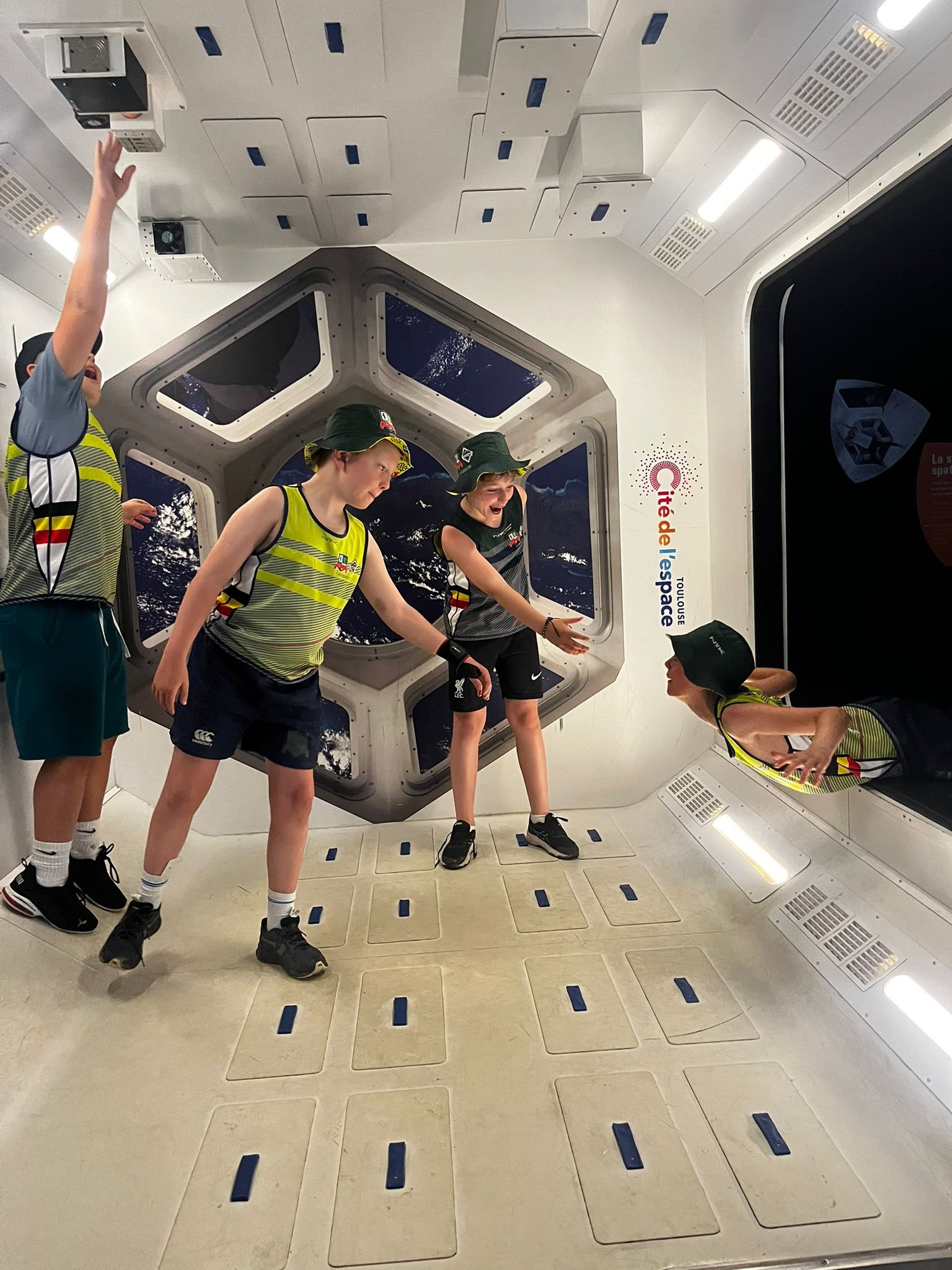 Les enfants dans l'exposition sur le thème de l'espace à la Cité de l'Espace