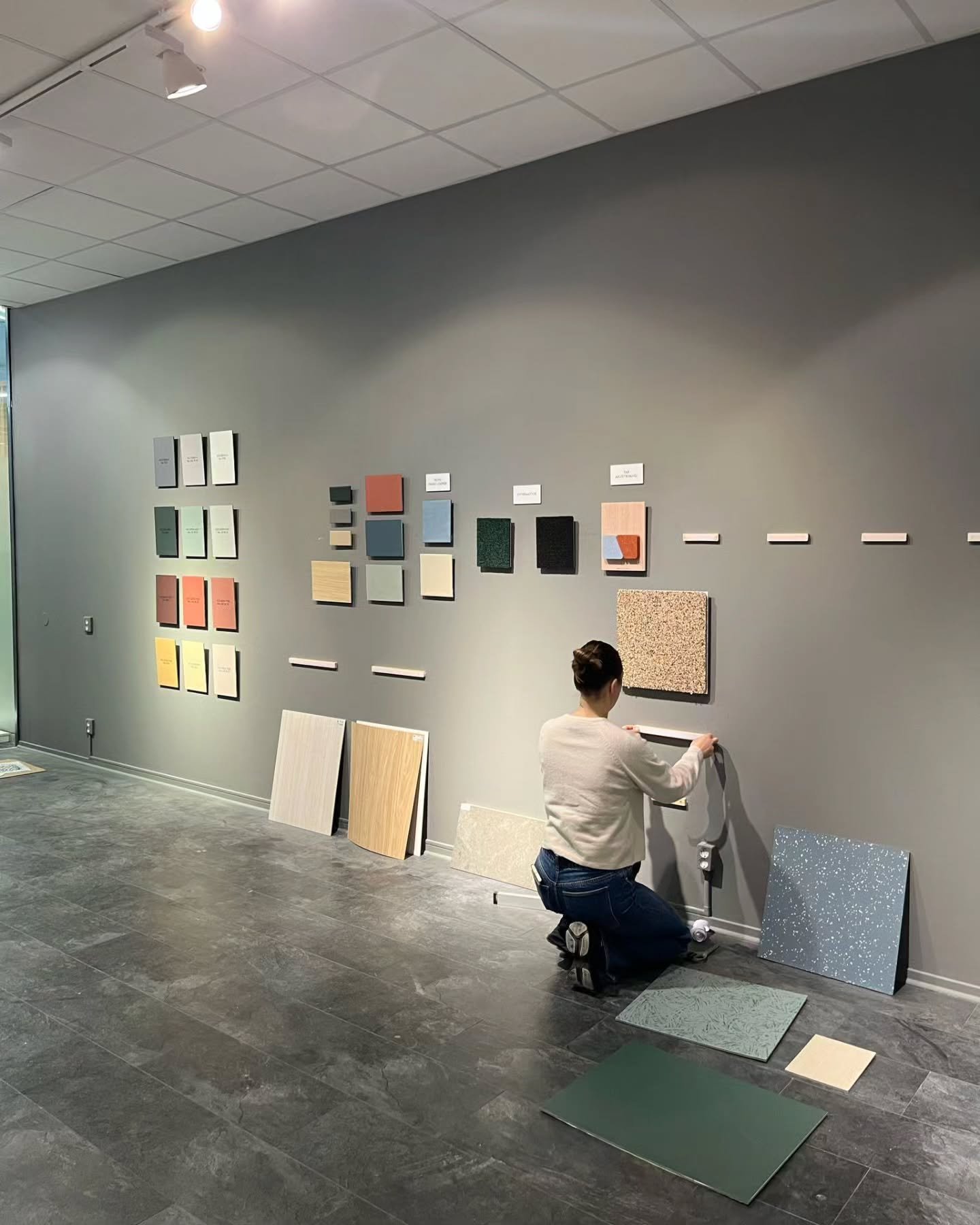 Ett showroom mitt i ett köpcentrum – ja, varför inte?👌🏽
Idag håller jag på att montera upp varuprover i Allum köpcentrums nya visningsyta där besökare får en försmak av renoveringen 2025 🎨
Ut