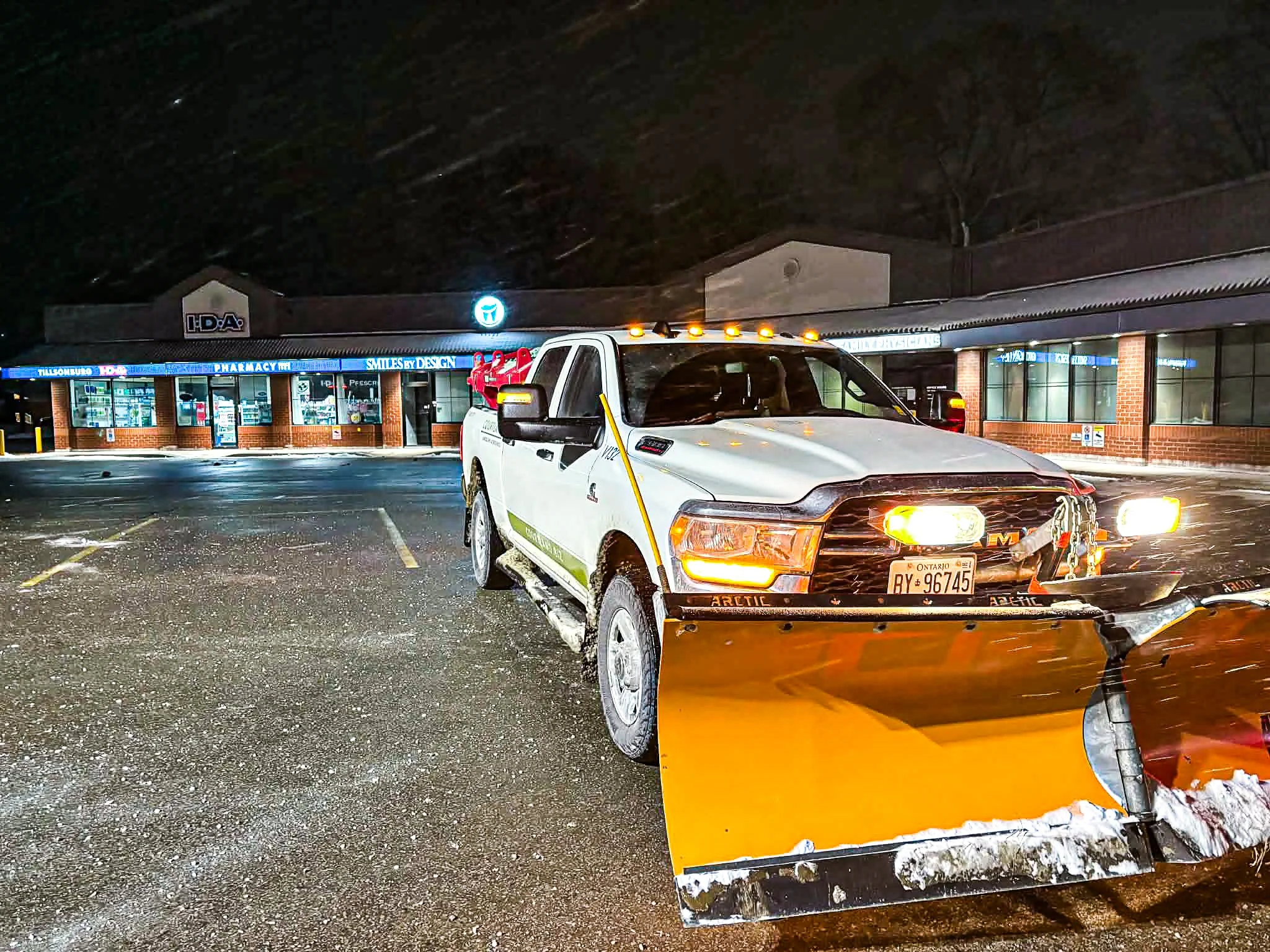 Little outing last night. Snow wasn&rsquo;t too bad, but it gave us a chance to get a few spots cleaned up and make sure everything was running smooth. Sounds like today&rsquo;s going to bring more.

#Courtland #SnowRemoval #WinterMaintenance #Plowin