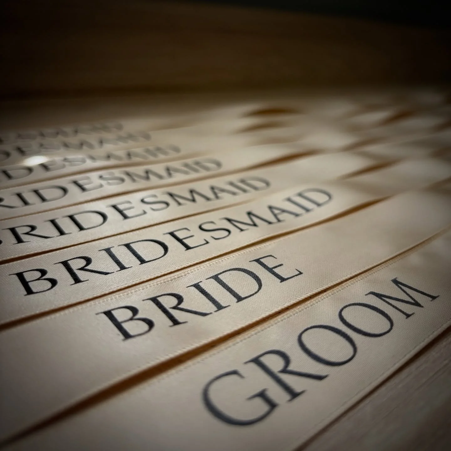 More than a little bit obsessed with this colour combo&hellip; champagne with elegant black text 🤎 a classy personal touch, and keepsake for your bridal party 🤎 

#personalised #2025bride #wedding #bows #weddingdecor