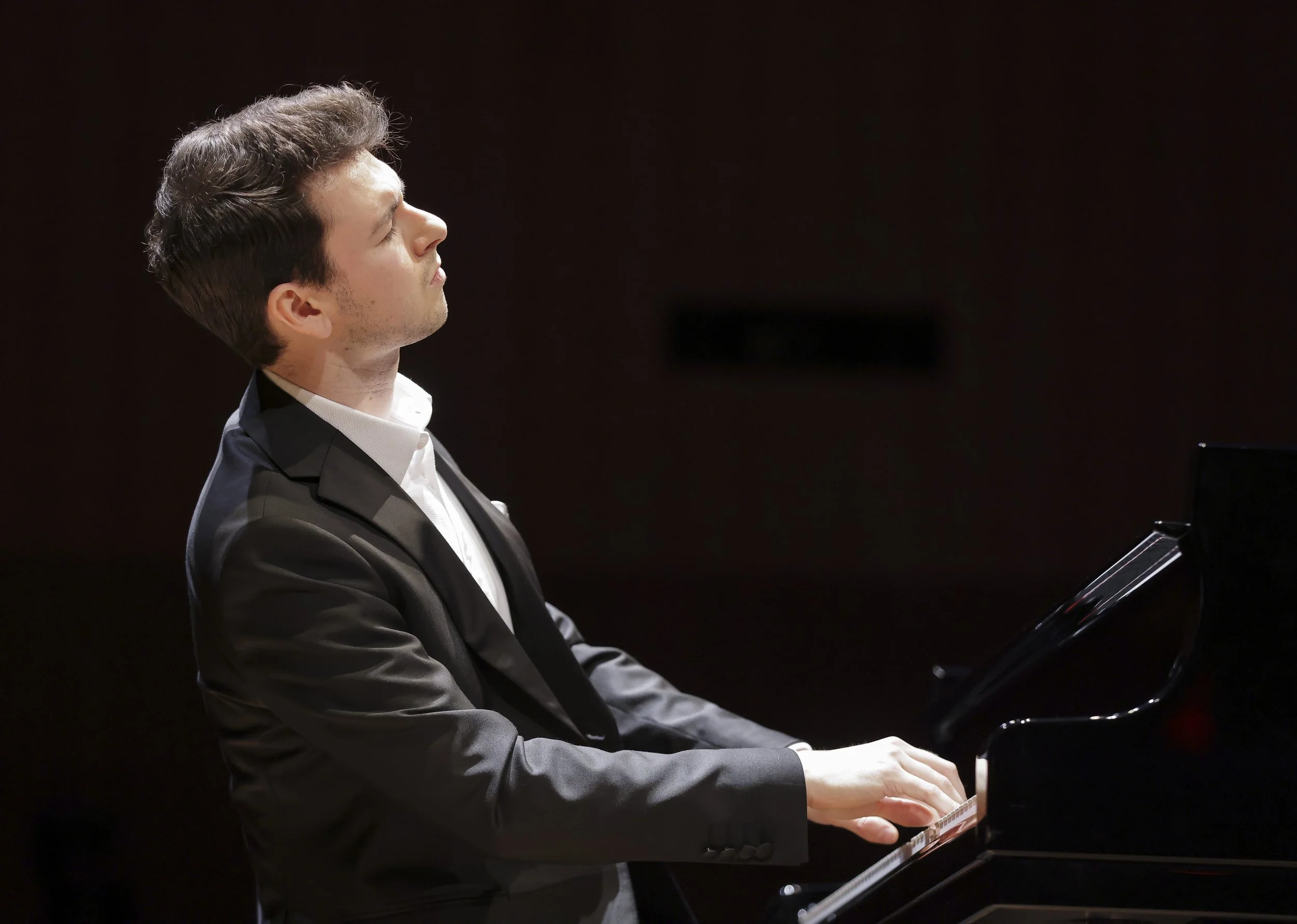 “A Poet at the Piano”: Jonas Aumiller Joins Felsner Artists