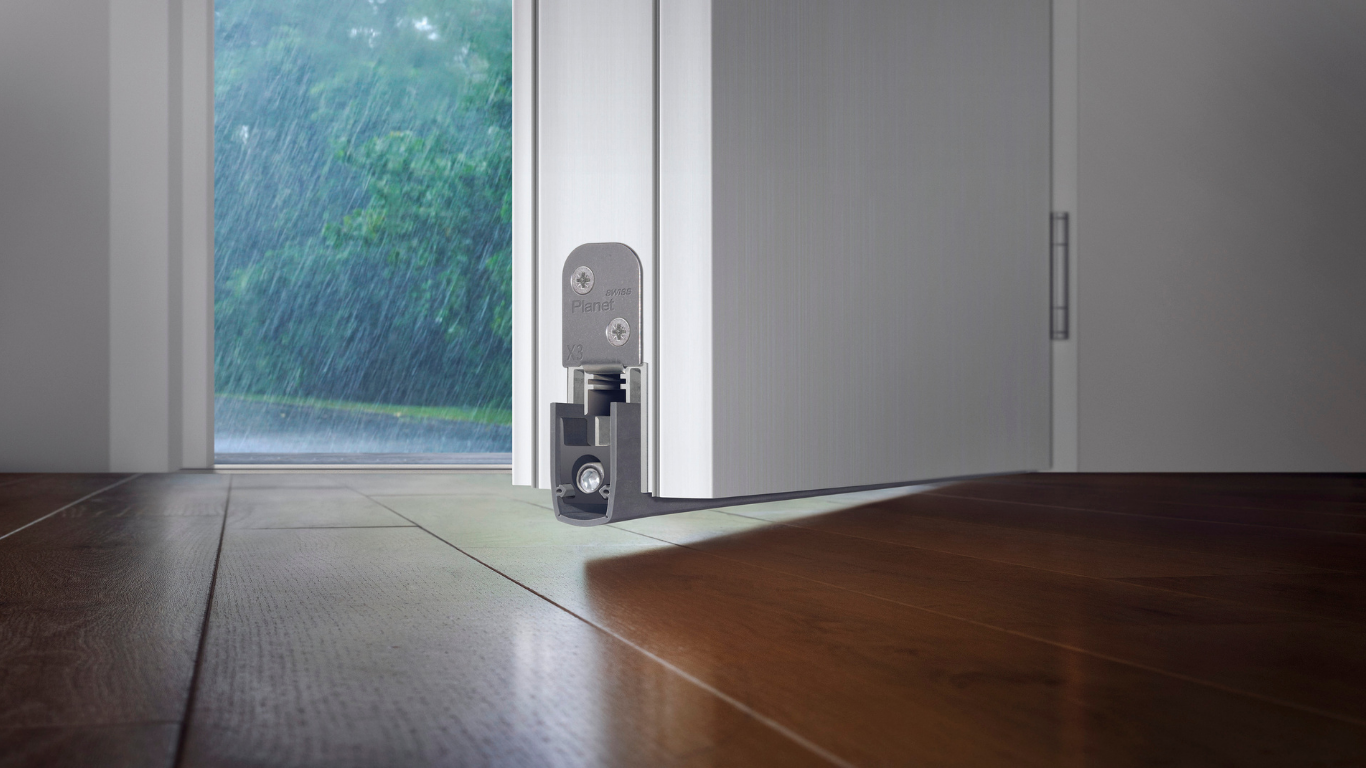 Close-up van een automatische deuropener aan de onderkant van een glazen deur tijdens regen, binnenopnames.