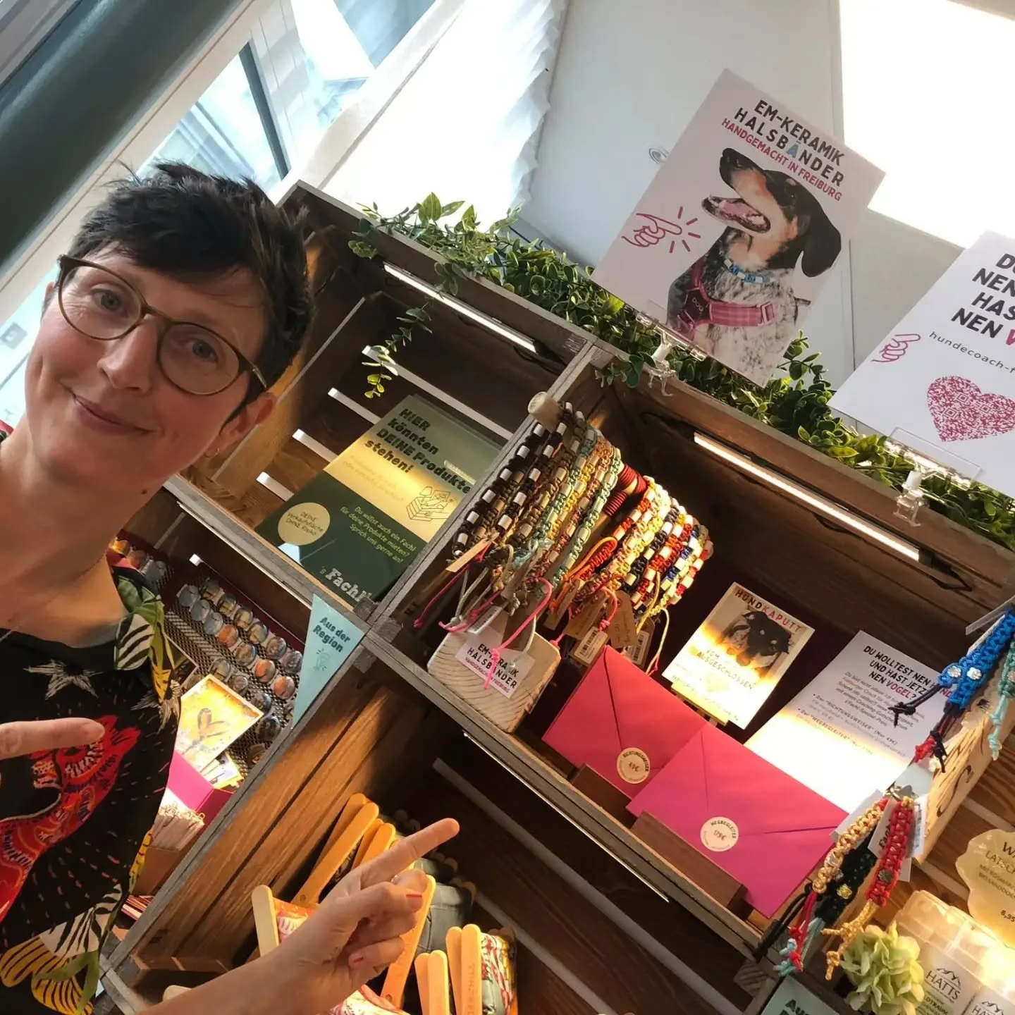 Trotz meiner unglaublichen Pr&auml;senz als Hundfluencerin und Millionen von followern (h&uuml;stel), habe ich mich in die analoge Welt gewagt: ins @fachlfreiburg Hier gibt's ab jetzt handgemachte Em-Keramik Halsb&auml;nder in Kombi mit Gutscheinen f