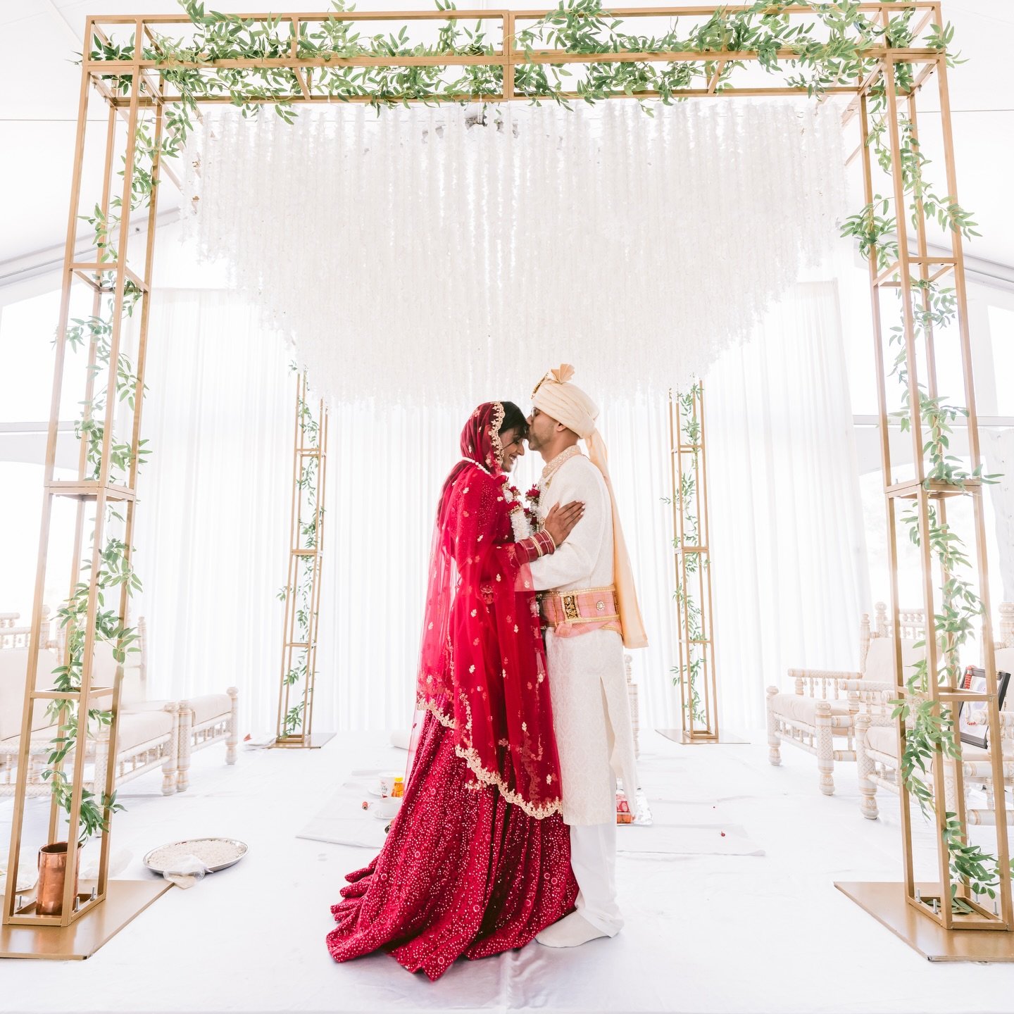 🤍🤍🤍

D&eacute;cor: @hera.events.decor 
Photography/videography: @emphotoandfilm 
Henna: @sanakhanhenna 
Venue: @brookstreetott 
Makeup: @aestheticallyange 
Hair: @makeupartistrybyrona 

______________________________________
⠀⠀⠀⠀​​​​​​​​​​​​​​​​​​