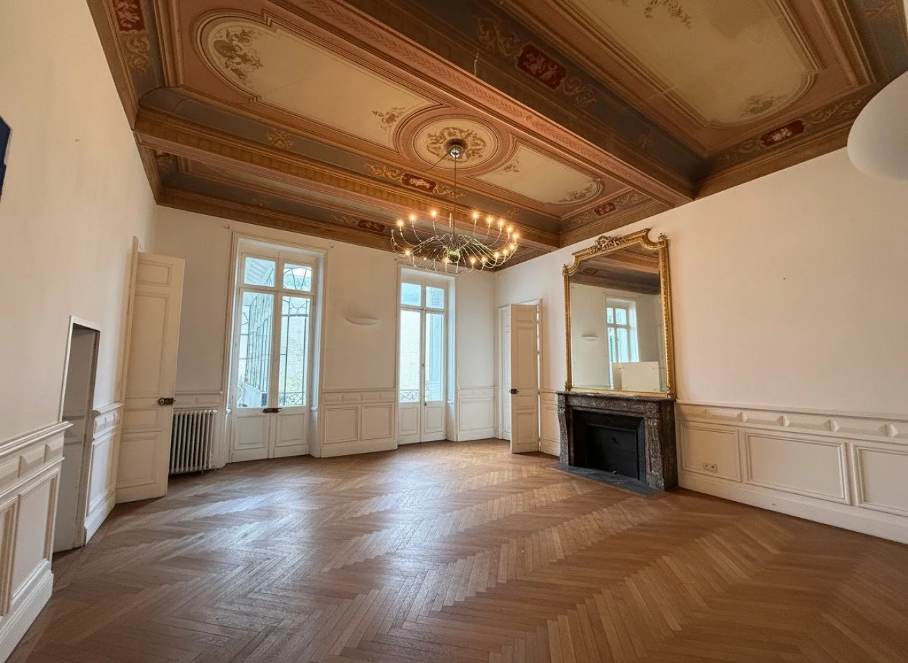 280 m² Bourgeois Flat with Versailles Ceilings and Conservatory, Carcassonne, France €380,000