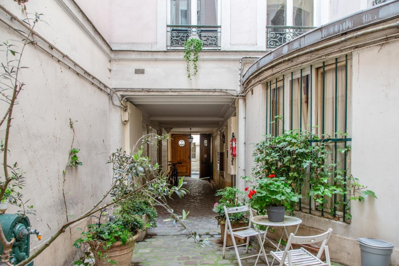 18 m² Studio with 3m Ceilings and Chevron Parquet, Île Saint-Louis, Central Paris, France €312,000