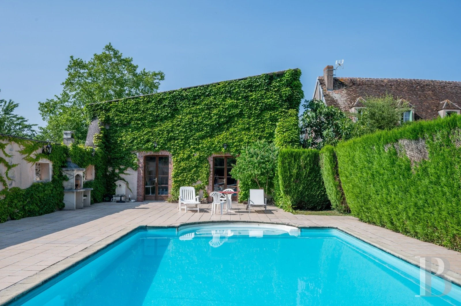 7-Bed 17th-Century Hunting Lodge with Pool, Barns, and 3.5 Hectares, Courtenay, France, €632,000