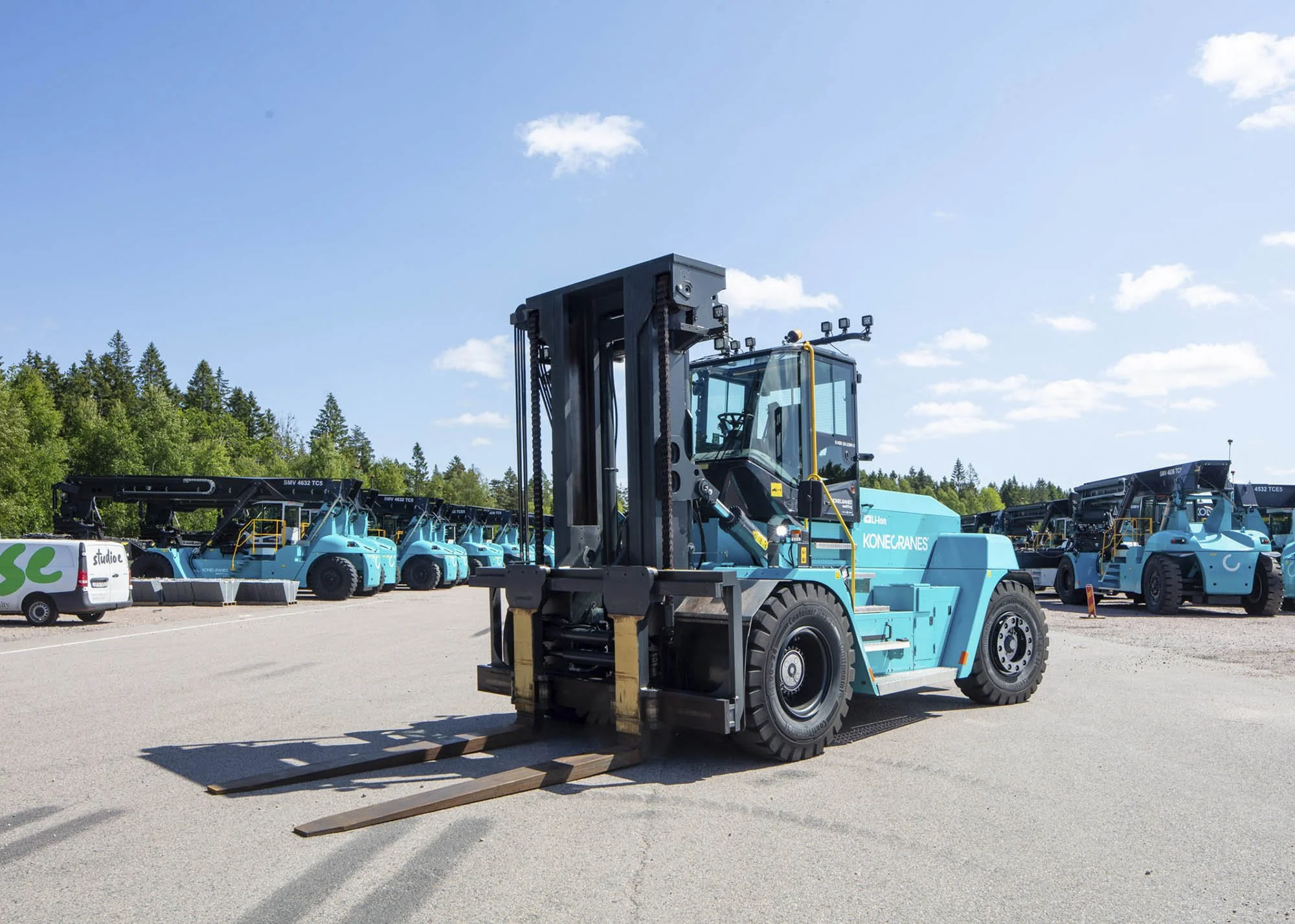 Konecranes truck på testplattan i Markaryd med flera maskiner i bakgrunden
