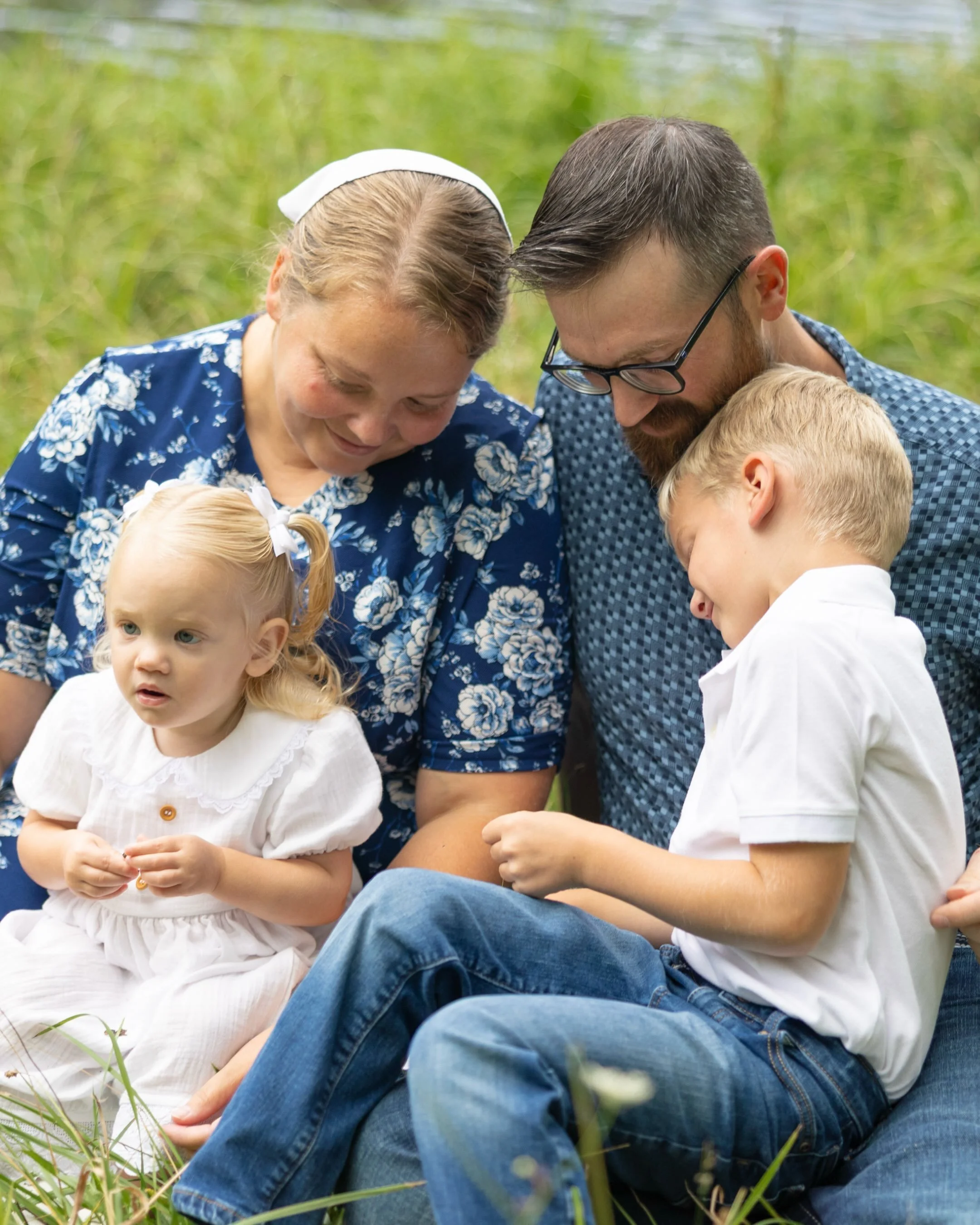 A sweet end-of-summer family session by the lake💛