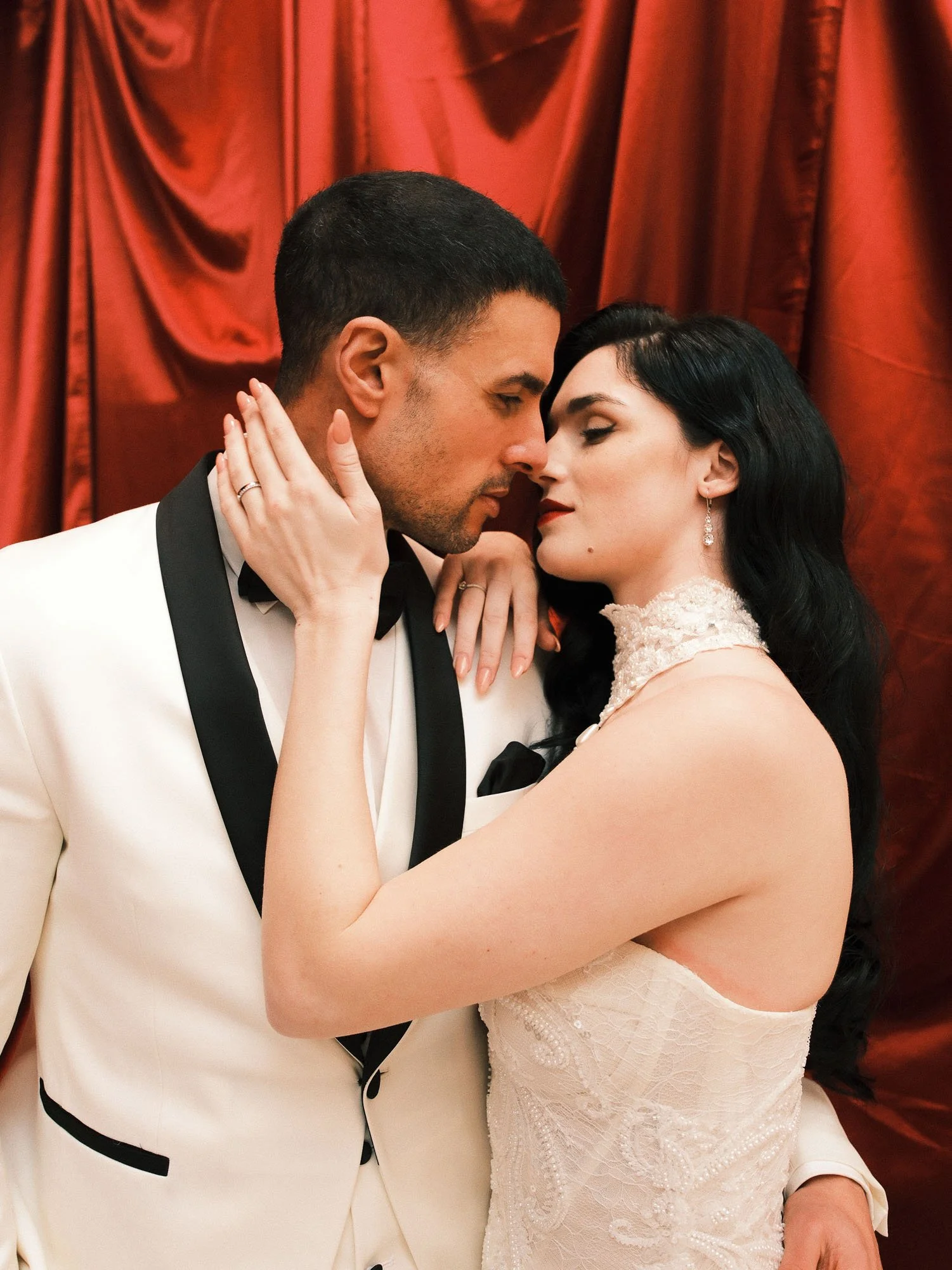 Hochzeitsfotografie Luxus Smoking Brautkleid Kuss 1.jpg