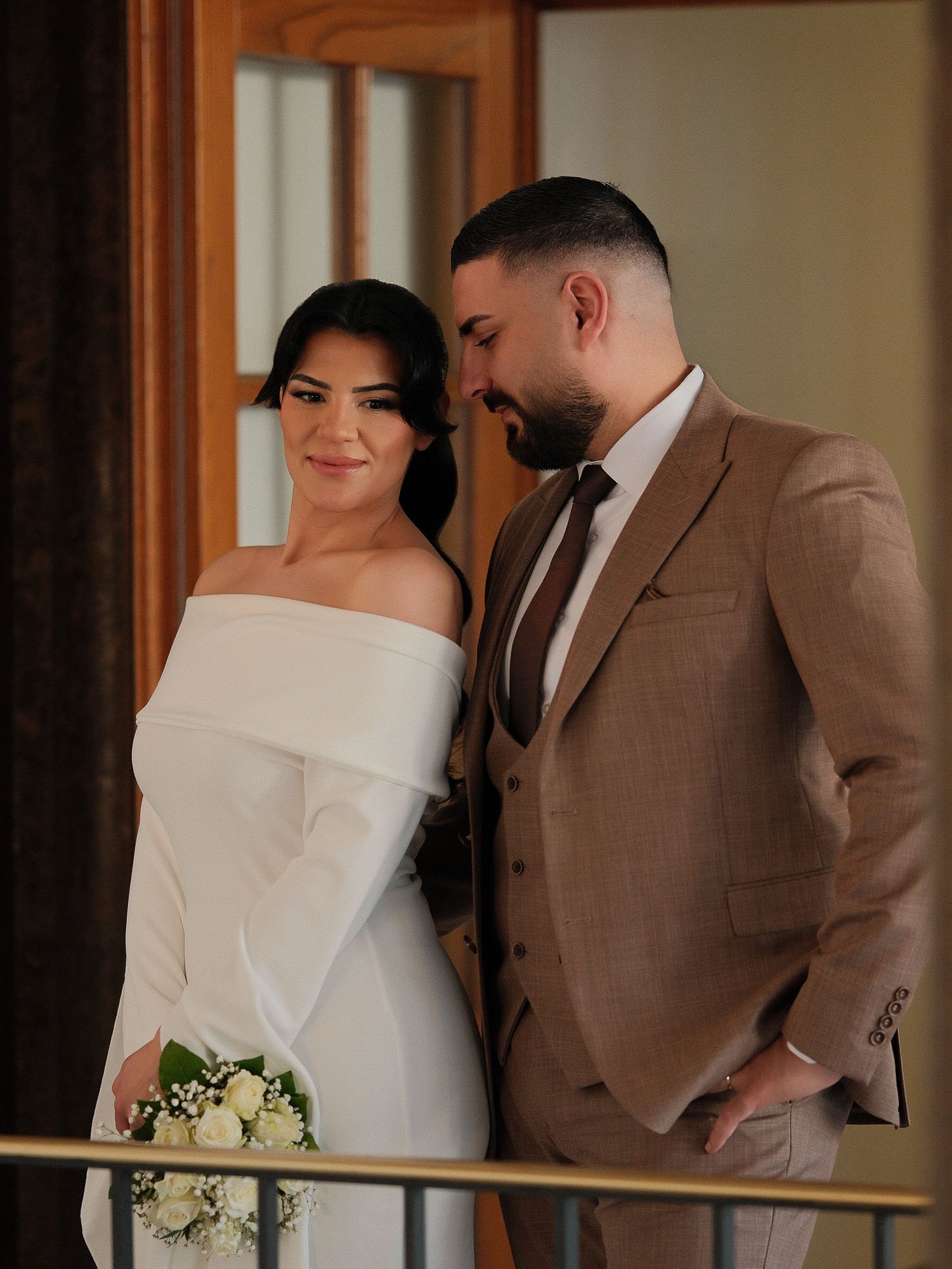 Brautpaar auf der Treppe des Standesamts Rüsselsheim. Ästhetische und ruhige Paarfotos.