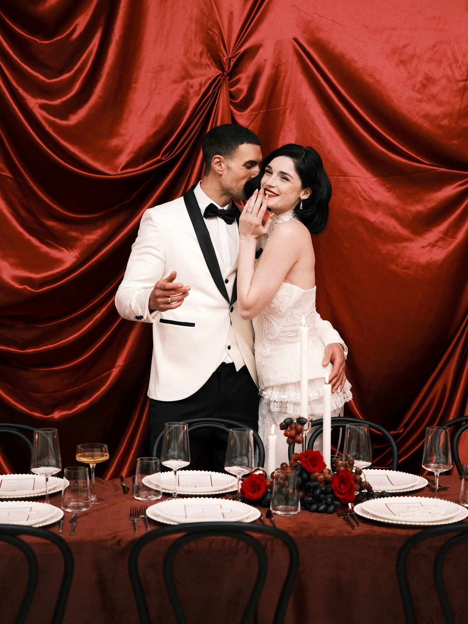 Hochzeitsfotografie Luxus Smoking Brautkleid Tisch 4.jpg